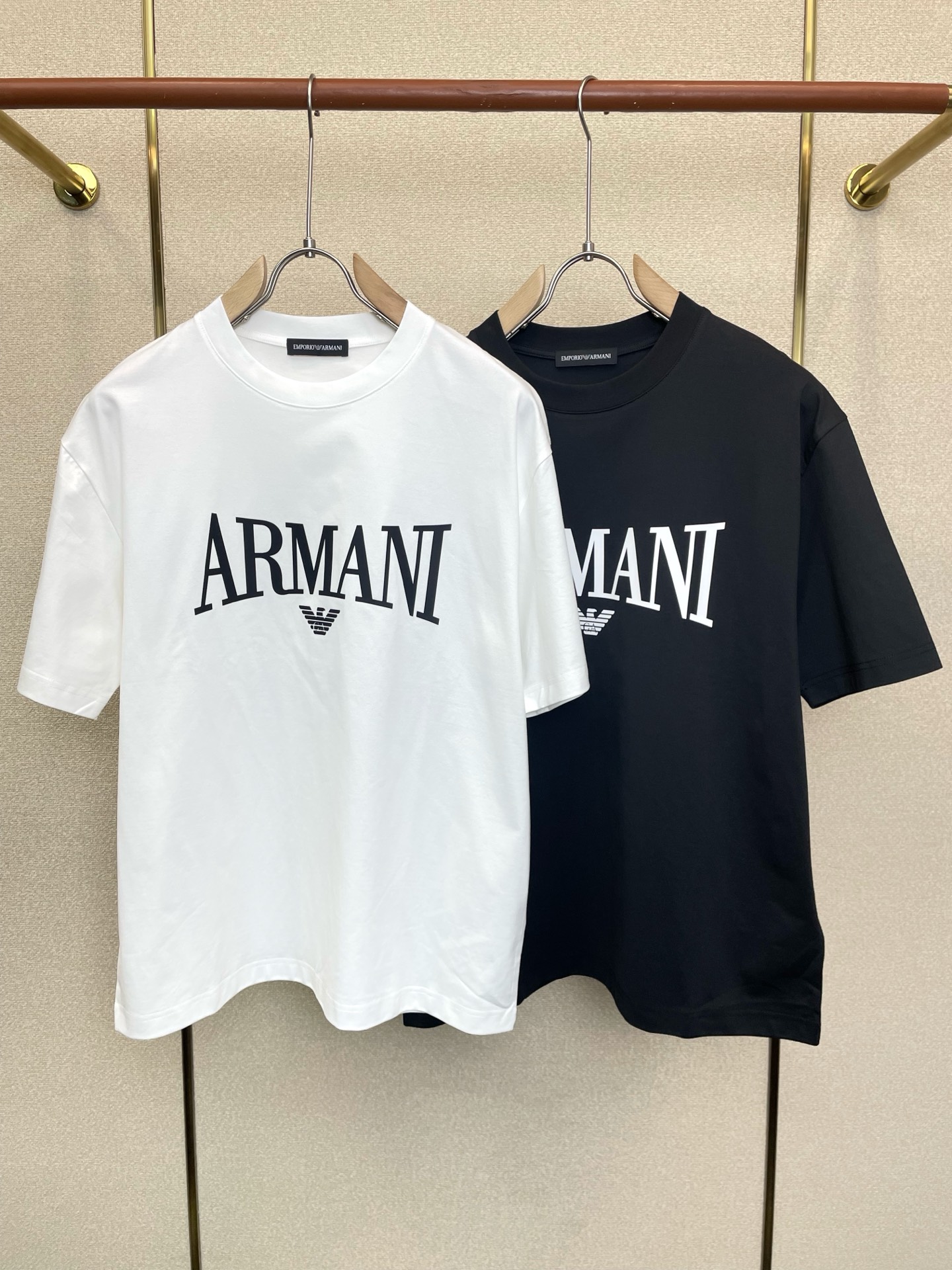 NO:958146,.ARMANI exclusively supplies new original men's casual short-sleeves, high-end customization, high-end version, fashionable and versatile imported fabrics, super soft and delicate to the touch, skin-friendly and comfortable to wear, high-end boutique, the upper body is exquisitely made by the factory, a must-have item for men, complete with three standards, size M-3XL,,armani,armani,T-shirt,19860909.ARMANI阿玛尼独家专供新款原单男士休闲短袖 高端定制 高端版本 时尚百搭爆款进口面料 手感超柔软细腻 穿着亲肤舒适 高端精品 代工厂精细做上身非常赞 男士必备单品 三标齐全 码数M-3XL,,armani,armani,T-shirt,,Men's clothing