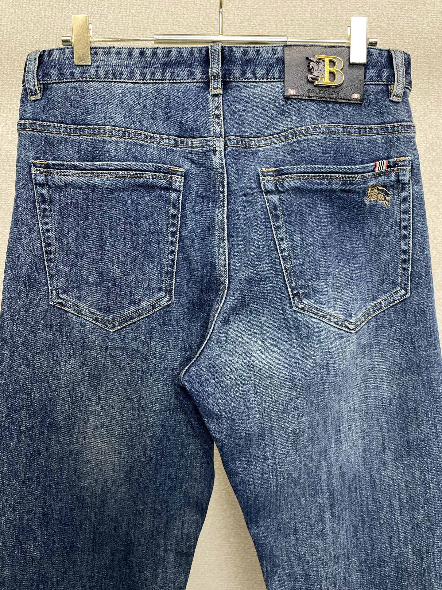 Burberry巴宝莉💥砸锅卖铁都要上的新款新款休闲牛仔裤👖高端版本 专柜定制面料 透气舒适度高，细节无可挑剔，品牌元素