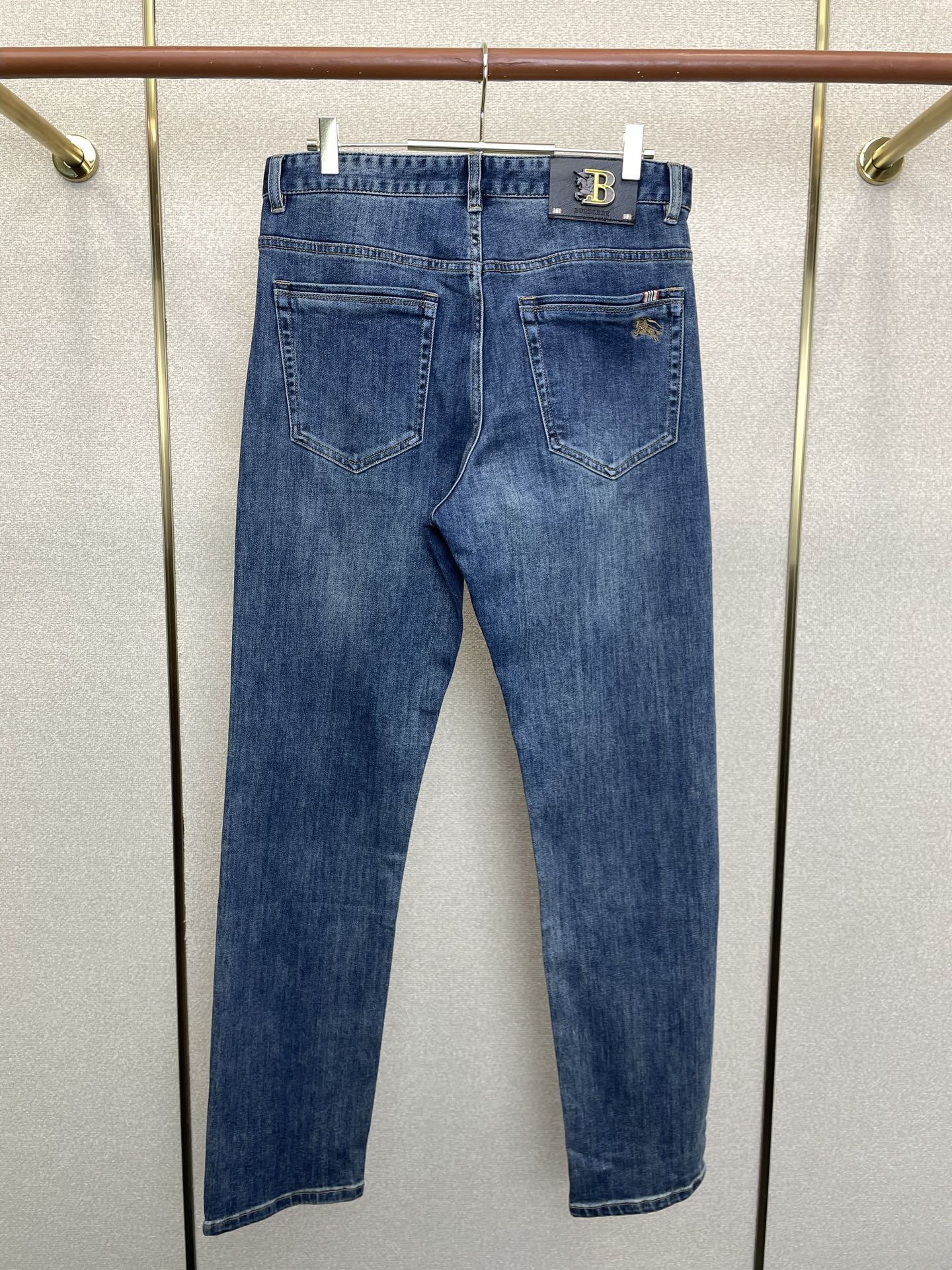 Burberry巴宝莉💥砸锅卖铁都要上的新款新款休闲牛仔裤👖高端版本 专柜定制面料 透气舒适度高，细节无可挑剔，品牌元素