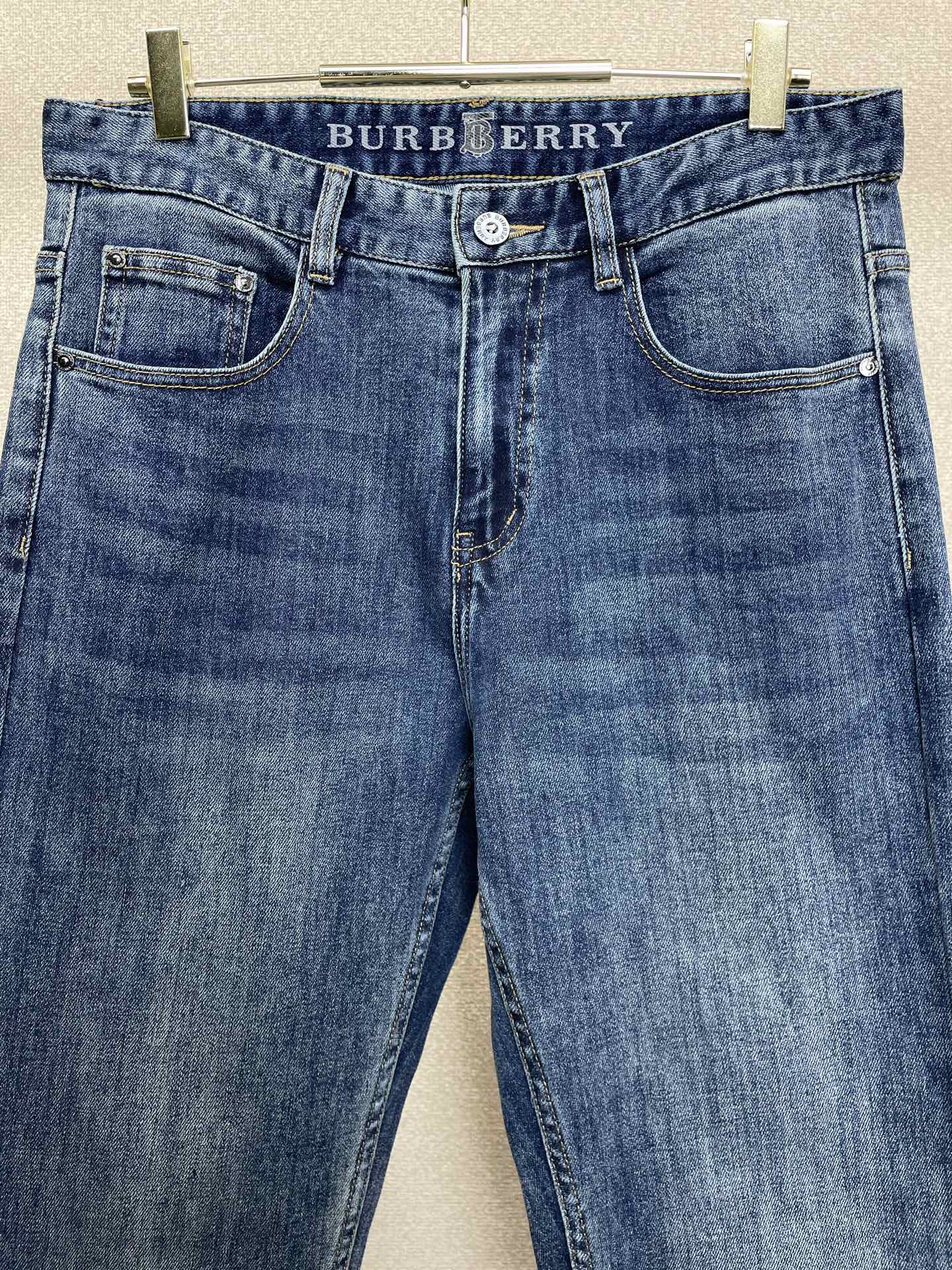 Burberry巴宝莉💥砸锅卖铁都要上的新款新款休闲牛仔裤👖高端版本 专柜定制面料 透气舒适度高，细节无可挑剔，品牌元素