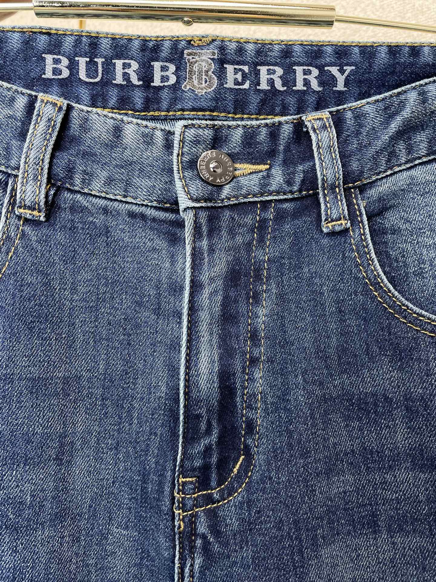 Burberry巴宝莉💥砸锅卖铁都要上的新款新款休闲牛仔裤👖高端版本 专柜定制面料 透气舒适度高，细节无可挑剔，品牌元素