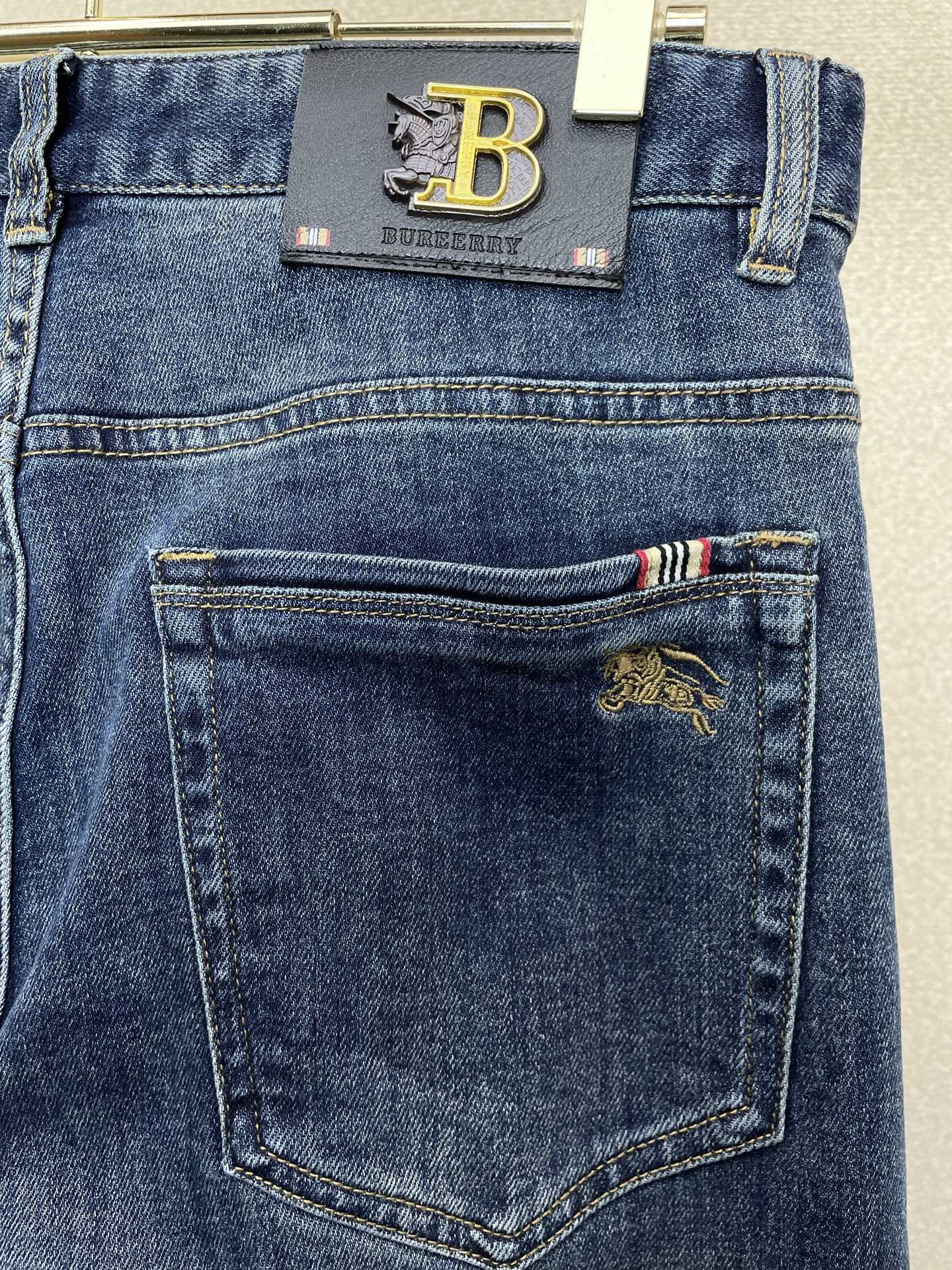 Burberry巴宝莉💥砸锅卖铁都要上的新款新款休闲牛仔裤👖高端版本 专柜定制面料 透气舒适度高，细节无可挑剔，品牌元素