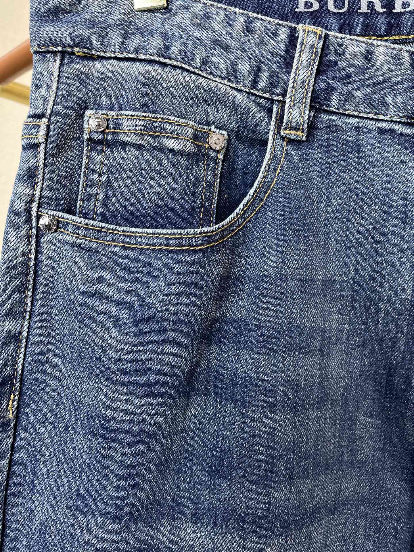 Burberry巴宝莉💥砸锅卖铁都要上的新款新款休闲牛仔裤👖高端版本 专柜定制面料 透气舒适度高，细节无可挑剔，品牌元素