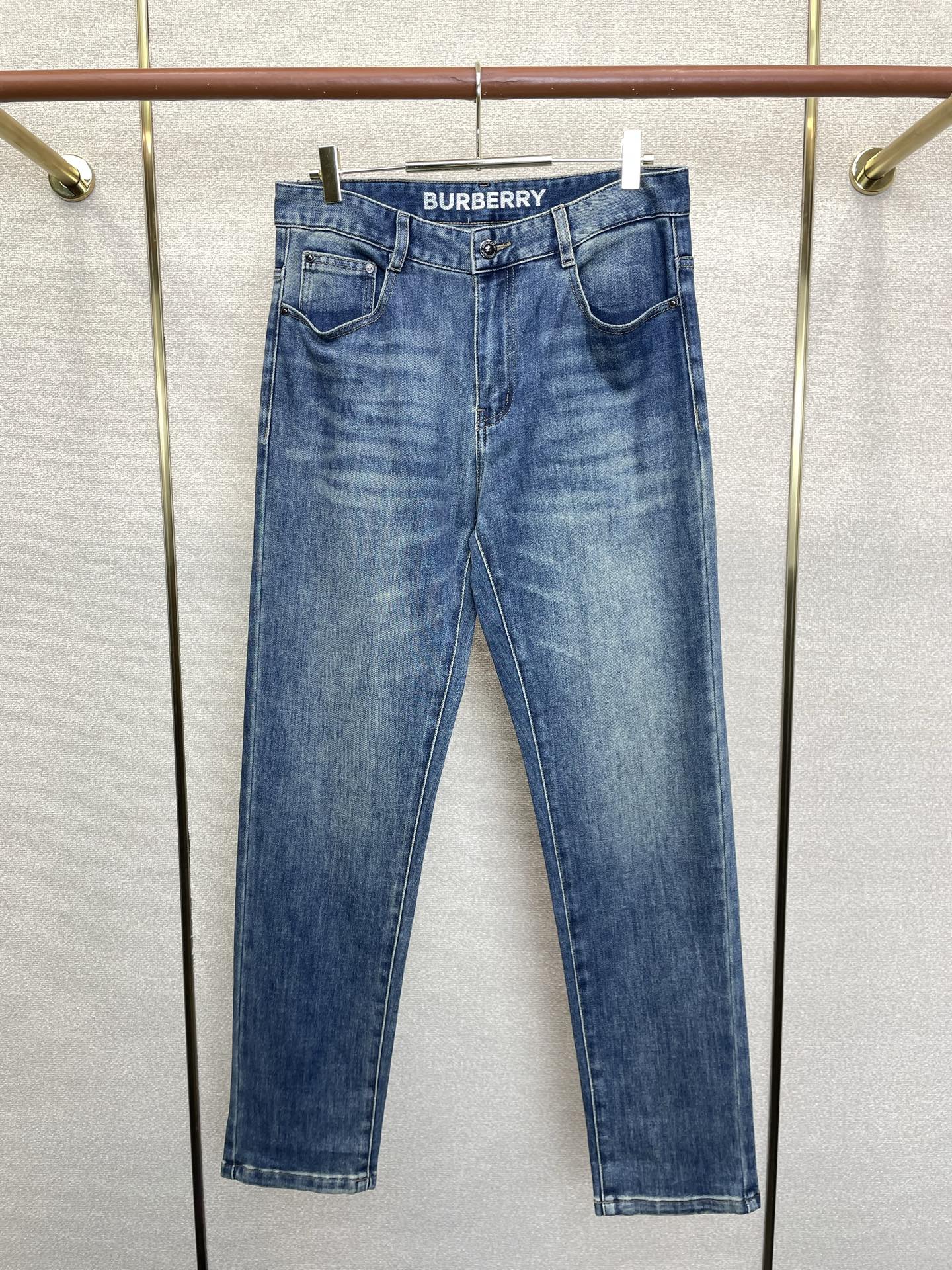 Burberry巴宝莉💥砸锅卖铁都要上的新款新款休闲牛仔裤👖高端版本 专柜定制面料 透气舒适度高，细节无可挑剔，品牌元素