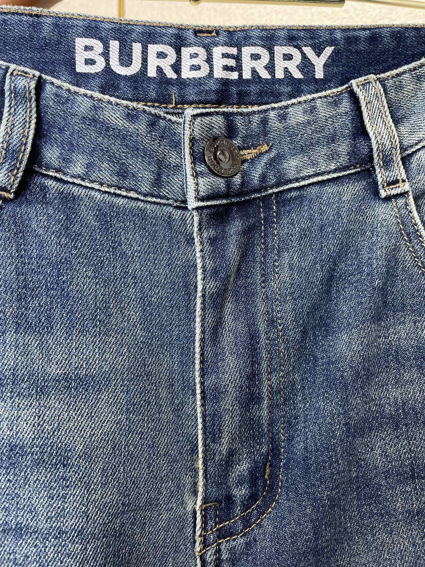 Burberry巴宝莉💥砸锅卖铁都要上的新款新款休闲牛仔裤👖高端版本 专柜定制面料 透气舒适度高，细节无可挑剔，品牌元素