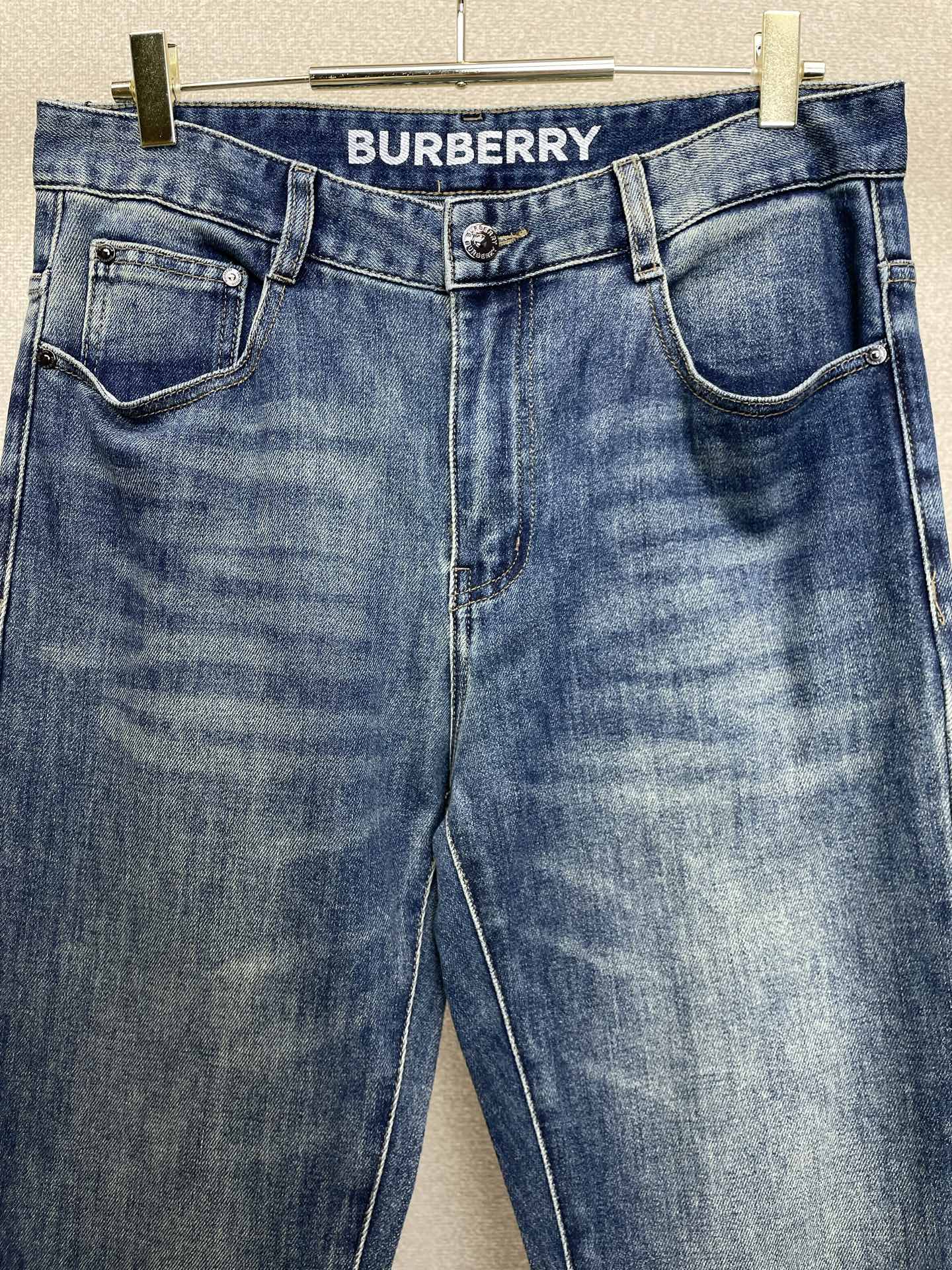 Burberry巴宝莉💥砸锅卖铁都要上的新款新款休闲牛仔裤👖高端版本 专柜定制面料 透气舒适度高，细节无可挑剔，品牌元素