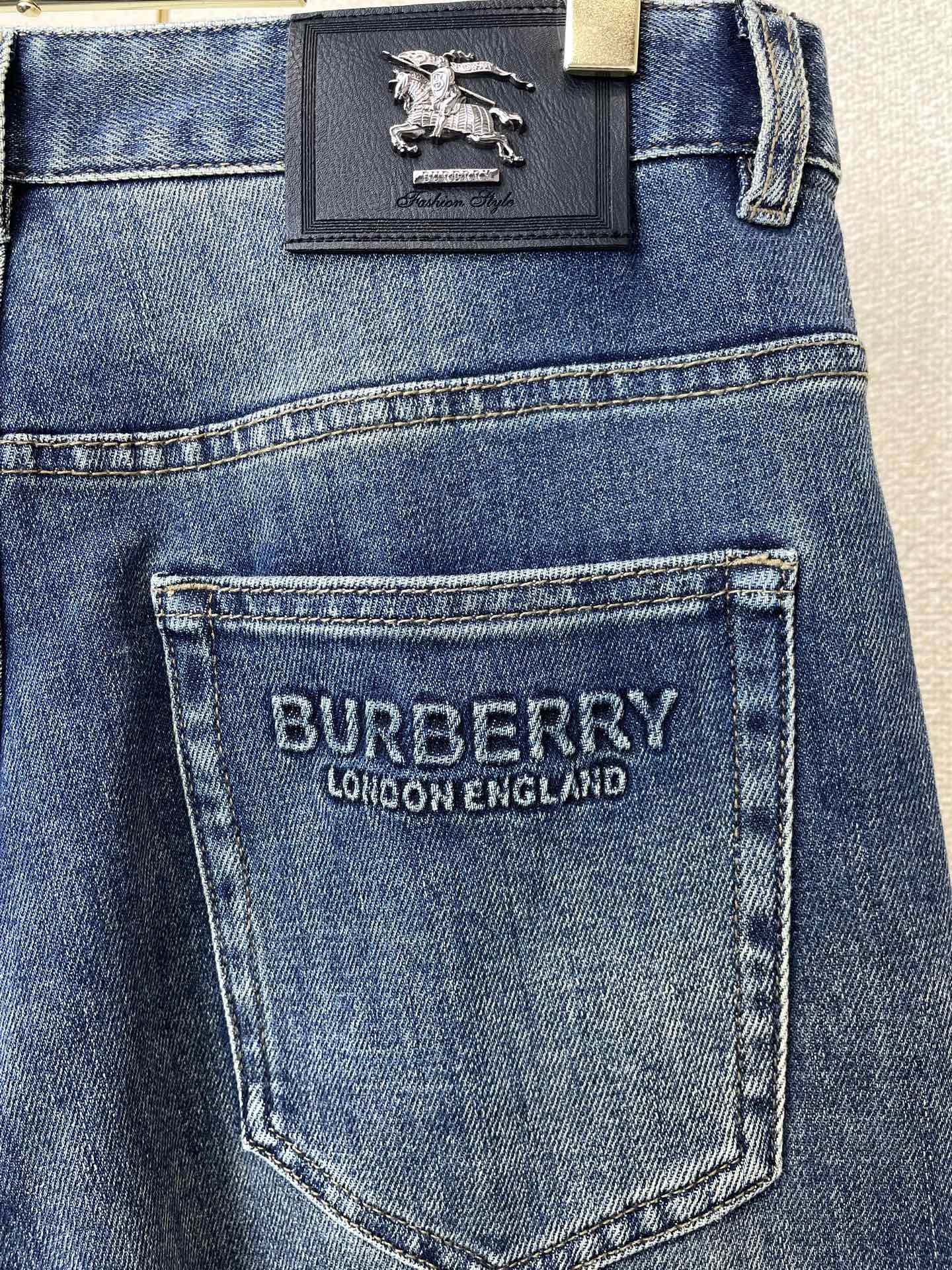 Burberry巴宝莉💥砸锅卖铁都要上的新款新款休闲牛仔裤👖高端版本 专柜定制面料 透气舒适度高，细节无可挑剔，品牌元素