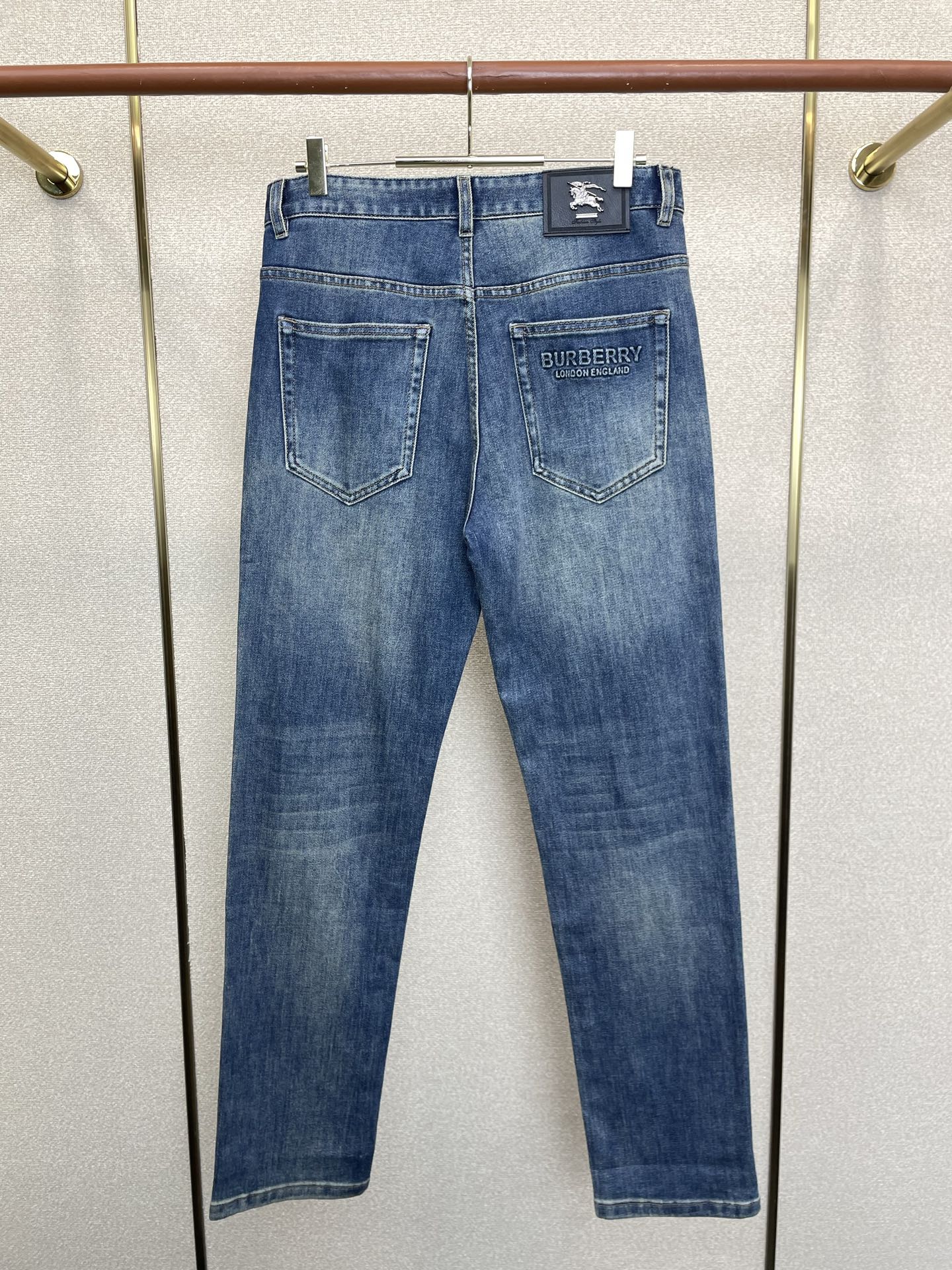 Burberry巴宝莉💥砸锅卖铁都要上的新款新款休闲牛仔裤👖高端版本 专柜定制面料 透气舒适度高，细节无可挑剔，品牌元素