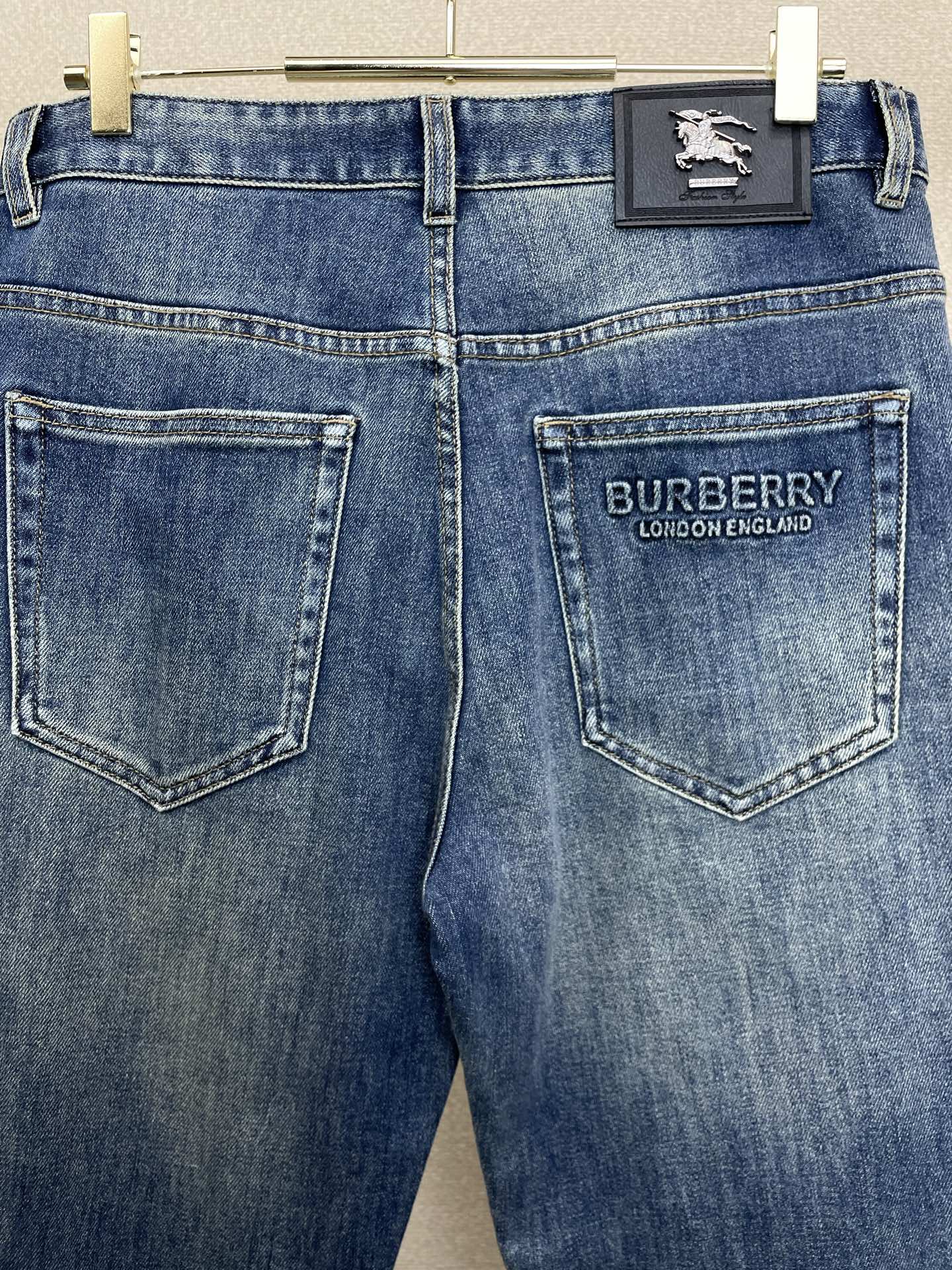 Burberry巴宝莉💥砸锅卖铁都要上的新款新款休闲牛仔裤👖高端版本 专柜定制面料 透气舒适度高，细节无可挑剔，品牌元素