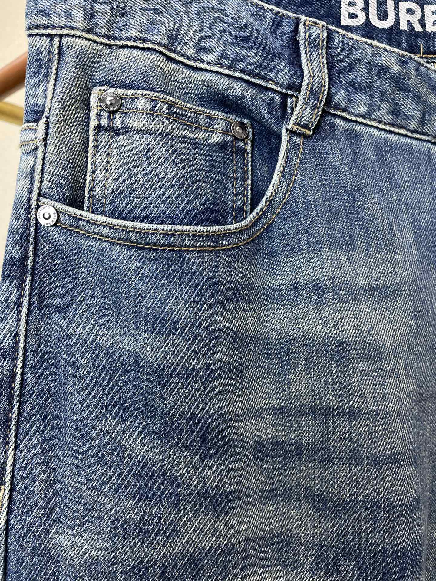 Burberry巴宝莉💥砸锅卖铁都要上的新款新款休闲牛仔裤👖高端版本 专柜定制面料 透气舒适度高，细节无可挑剔，品牌元素