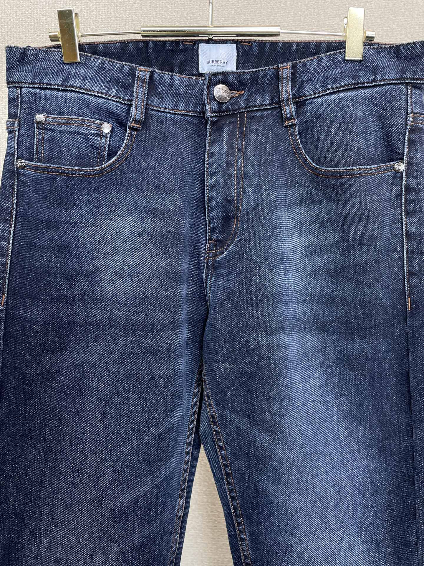 Burberry巴宝莉💥砸锅卖铁都要上的新款新款休闲牛仔裤👖高端版本 专柜定制面料 透气舒适度高，细节无可挑剔，品牌元素