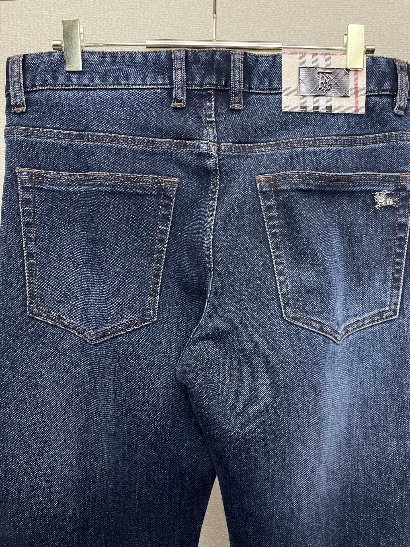 Burberry巴宝莉💥砸锅卖铁都要上的新款新款休闲牛仔裤👖高端版本 专柜定制面料 透气舒适度高，细节无可挑剔，品牌元素