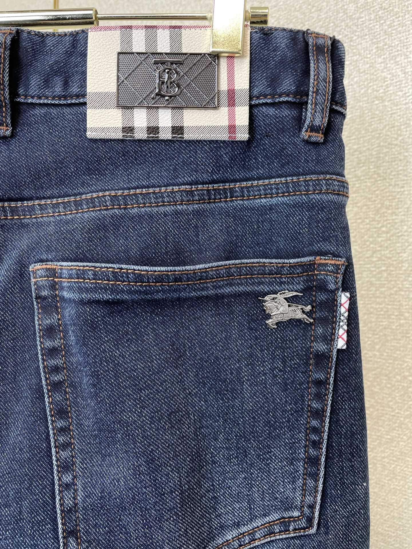 Burberry巴宝莉💥砸锅卖铁都要上的新款新款休闲牛仔裤👖高端版本 专柜定制面料 透气舒适度高，细节无可挑剔，品牌元素