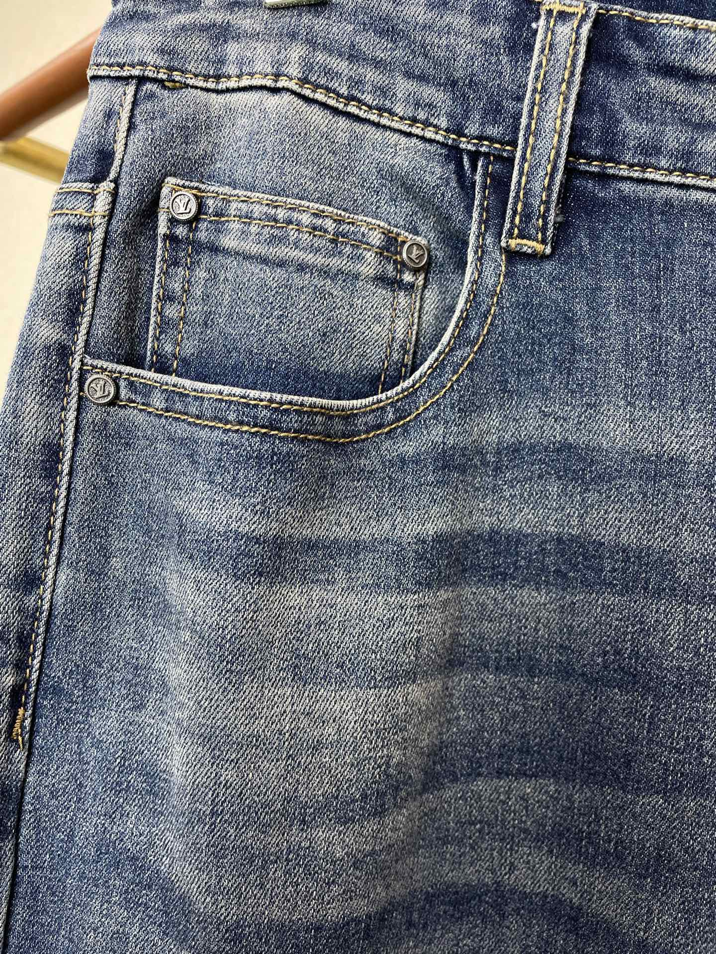 Louis Vuitton路易威登💥砸锅卖铁都要上的新款新款休闲牛仔裤👖高端版本 专柜定制面料 透气舒适度高，细节无可挑