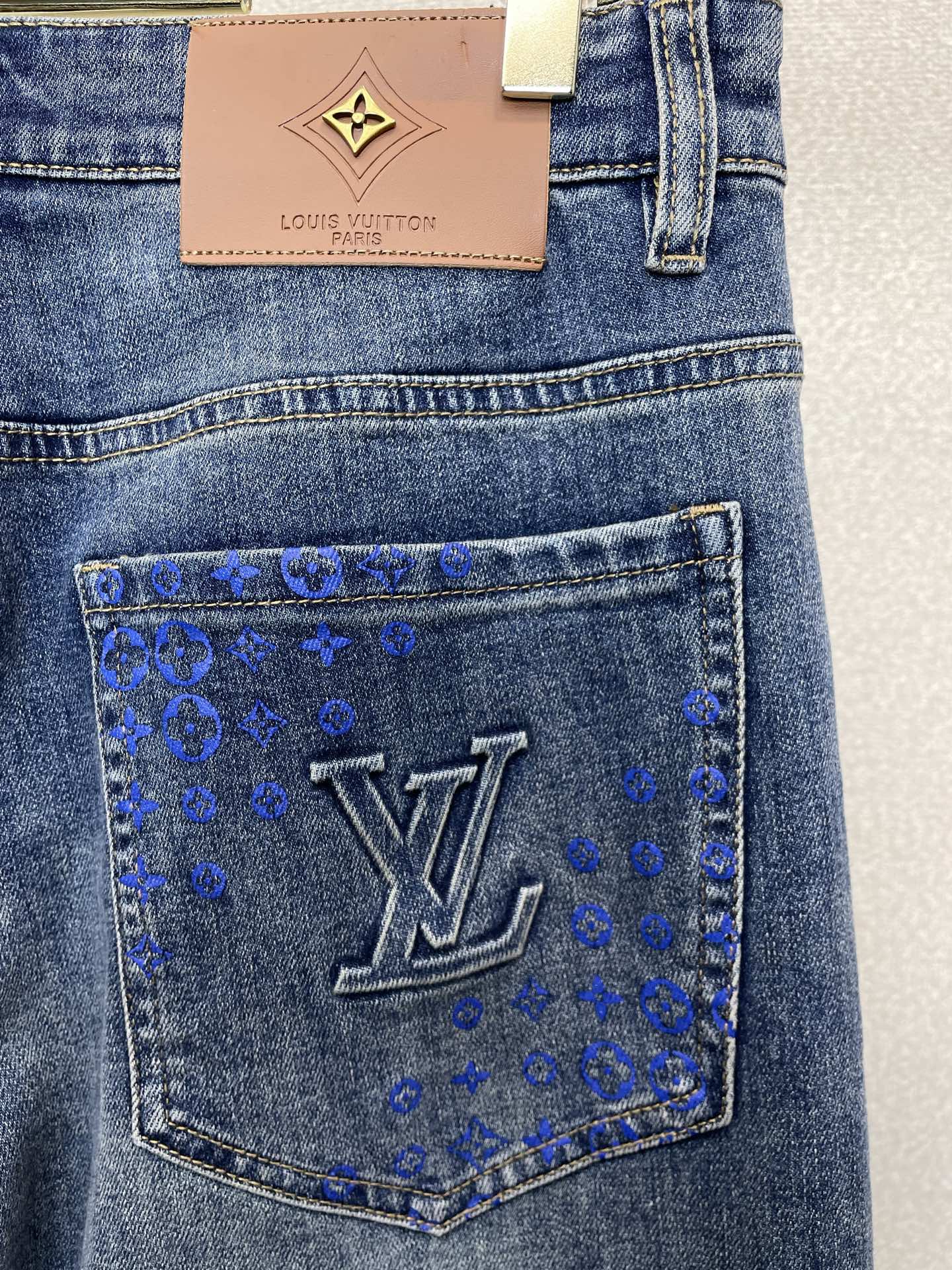 Louis Vuitton路易威登💥砸锅卖铁都要上的新款新款休闲牛仔裤👖高端版本 专柜定制面料 透气舒适度高，细节无可挑