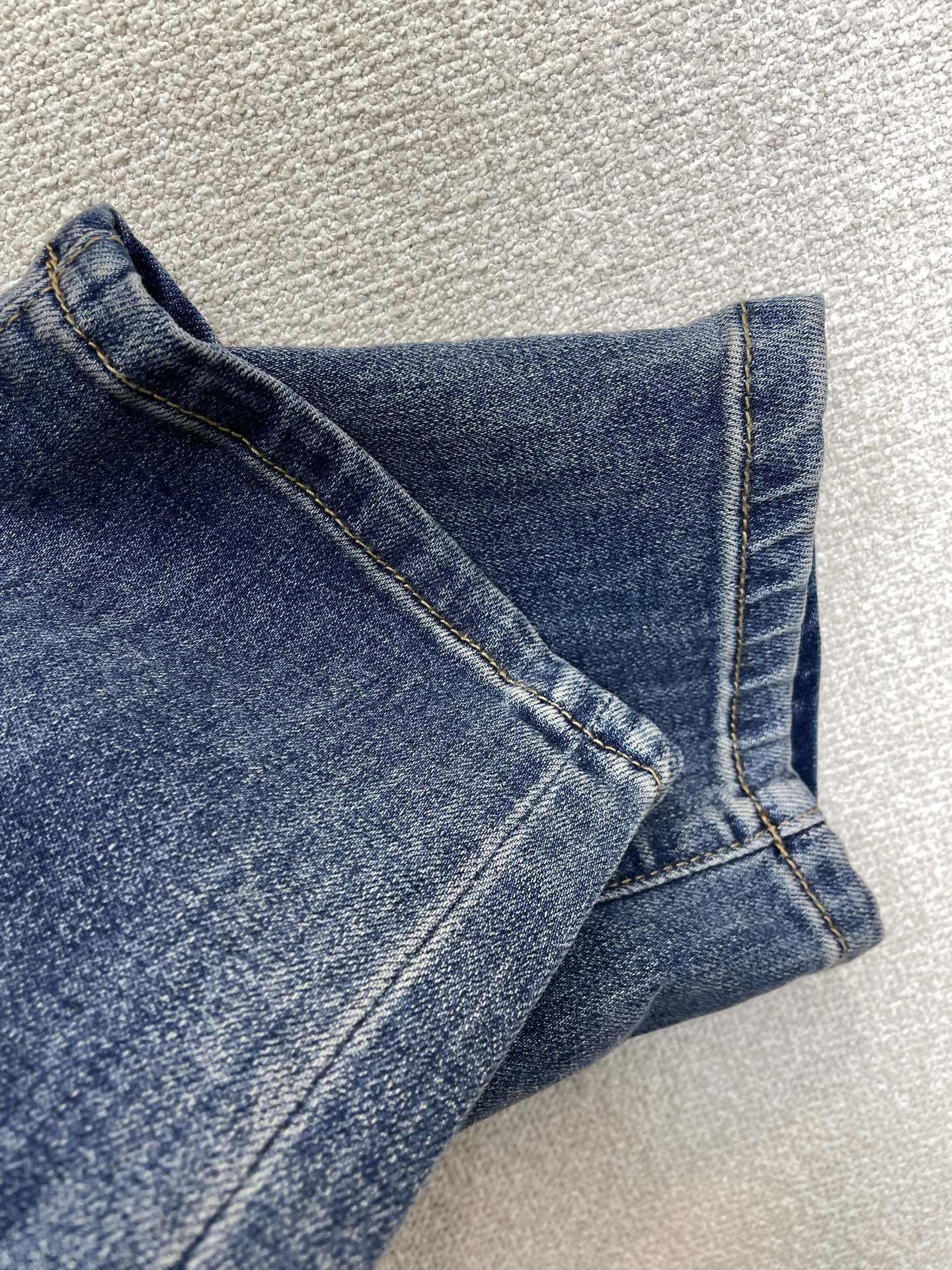 Louis Vuitton路易威登💥砸锅卖铁都要上的新款新款休闲牛仔裤👖高端版本 专柜定制面料 透气舒适度高，细节无可挑