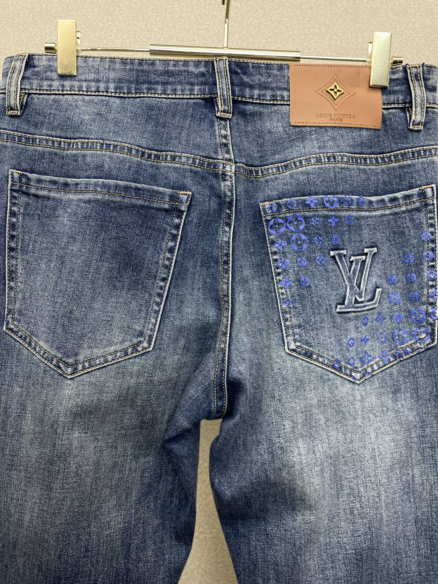 Louis Vuitton路易威登💥砸锅卖铁都要上的新款新款休闲牛仔裤👖高端版本 专柜定制面料 透气舒适度高，细节无可挑