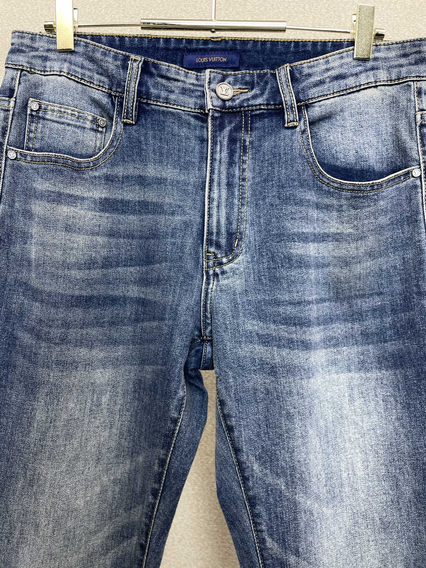 Louis Vuitton路易威登💥砸锅卖铁都要上的新款新款休闲牛仔裤👖高端版本 专柜定制面料 透气舒适度高，细节无可挑