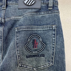 Moncler蒙口💥砸锅卖铁都要上的新款新款休闲牛仔裤👖高端版本 专柜定制面料 透气舒适度高,细节无可挑剔,品牌元素设计 Moncler蒙口💥砸锅卖铁都要上的新款新款休闲牛仔裤👖高端版本 专柜定制面料 透气舒适度高,细节无可挑剔,品牌元素设计