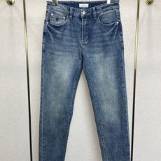 Moncler蒙口💥砸锅卖铁都要上的新款新款休闲牛仔裤👖高端版本 专柜定制面料 透气舒适度高,细节无可挑剔,品牌元素设计 Moncler蒙口💥砸锅卖铁都要上的新款新款休闲牛仔裤👖高端版本 专柜定制面料 透气舒适度高,细节无可挑剔,品牌元素设计