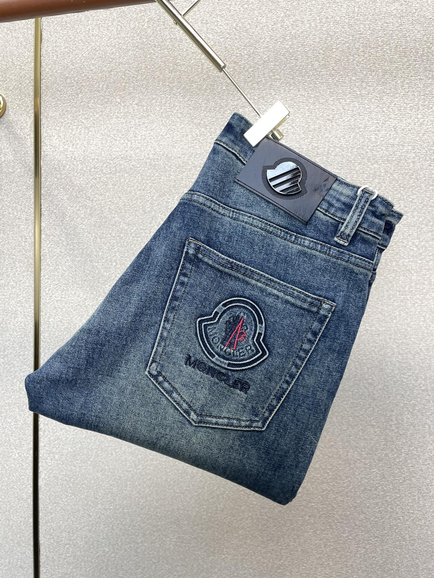 Moncler蒙口💥砸锅卖铁都要上的新款新款休闲牛仔裤👖高端版本 专柜定制面料 透气舒适度高，细节无可挑剔，品牌元素设计
