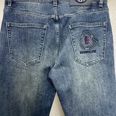Moncler蒙口💥砸锅卖铁都要上的新款新款休闲牛仔裤👖高端版本 专柜定制面料 透气舒适度高,细节无可挑剔,品牌元素设计 Moncler蒙口💥砸锅卖铁都要上的新款新款休闲牛仔裤👖高端版本 专柜定制面料 透气舒适度高,细节无可挑剔,品牌元素设计