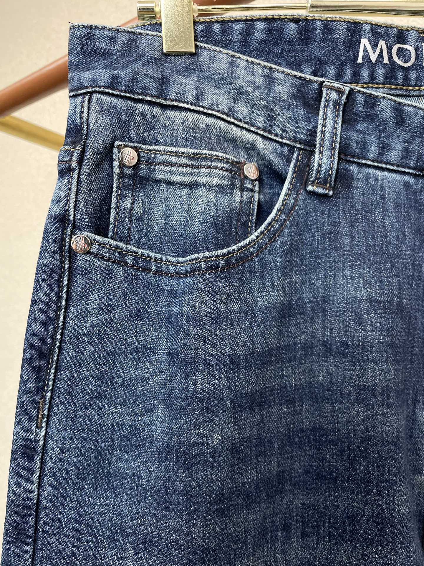 Moncler蒙口💥砸锅卖铁都要上的新款新款休闲牛仔裤👖高端版本 专柜定制面料 透气舒适度高，细节无可挑剔，品牌元素设计