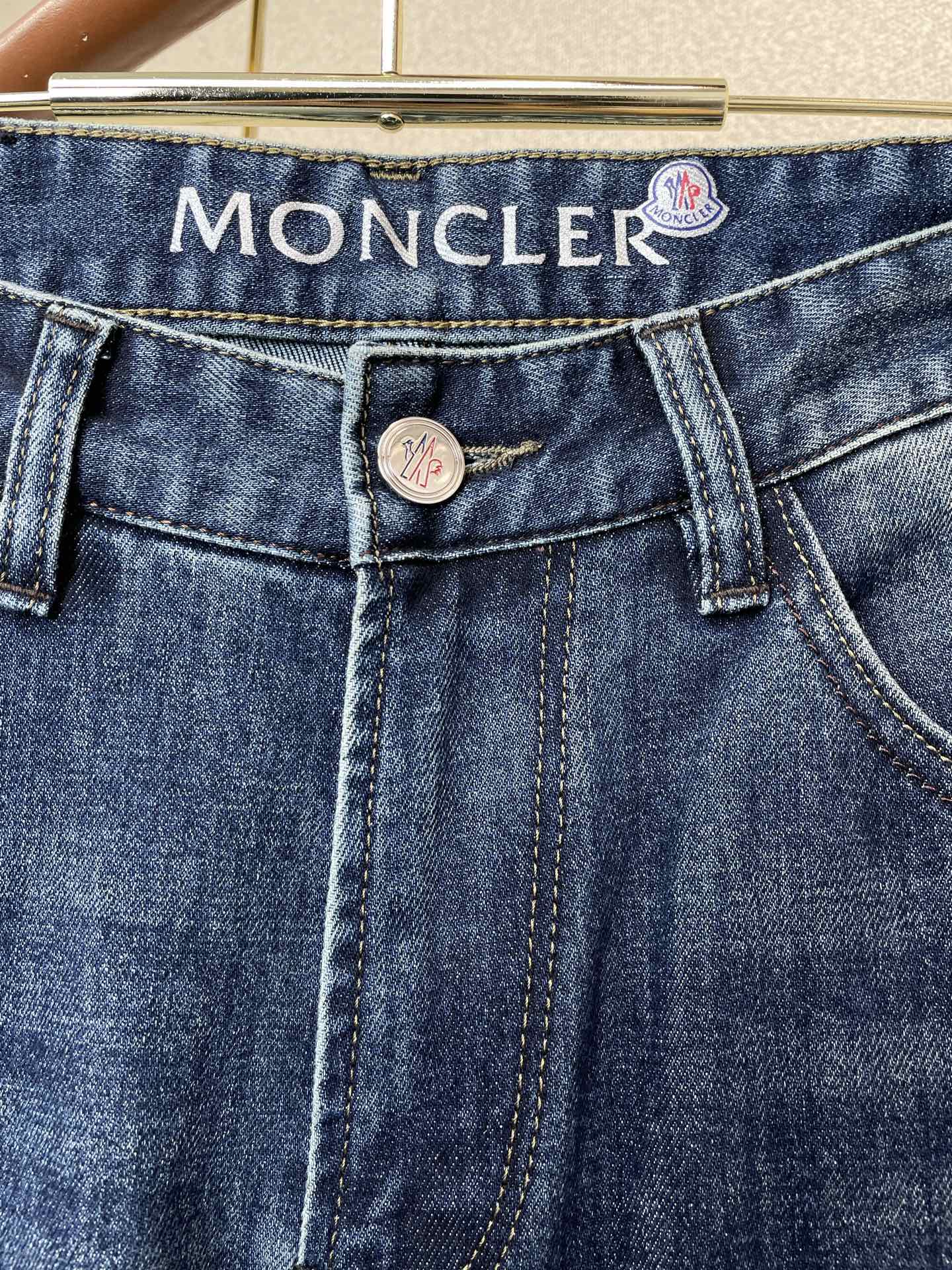Moncler蒙口💥砸锅卖铁都要上的新款新款休闲牛仔裤👖高端版本 专柜定制面料 透气舒适度高，细节无可挑剔，品牌元素设计