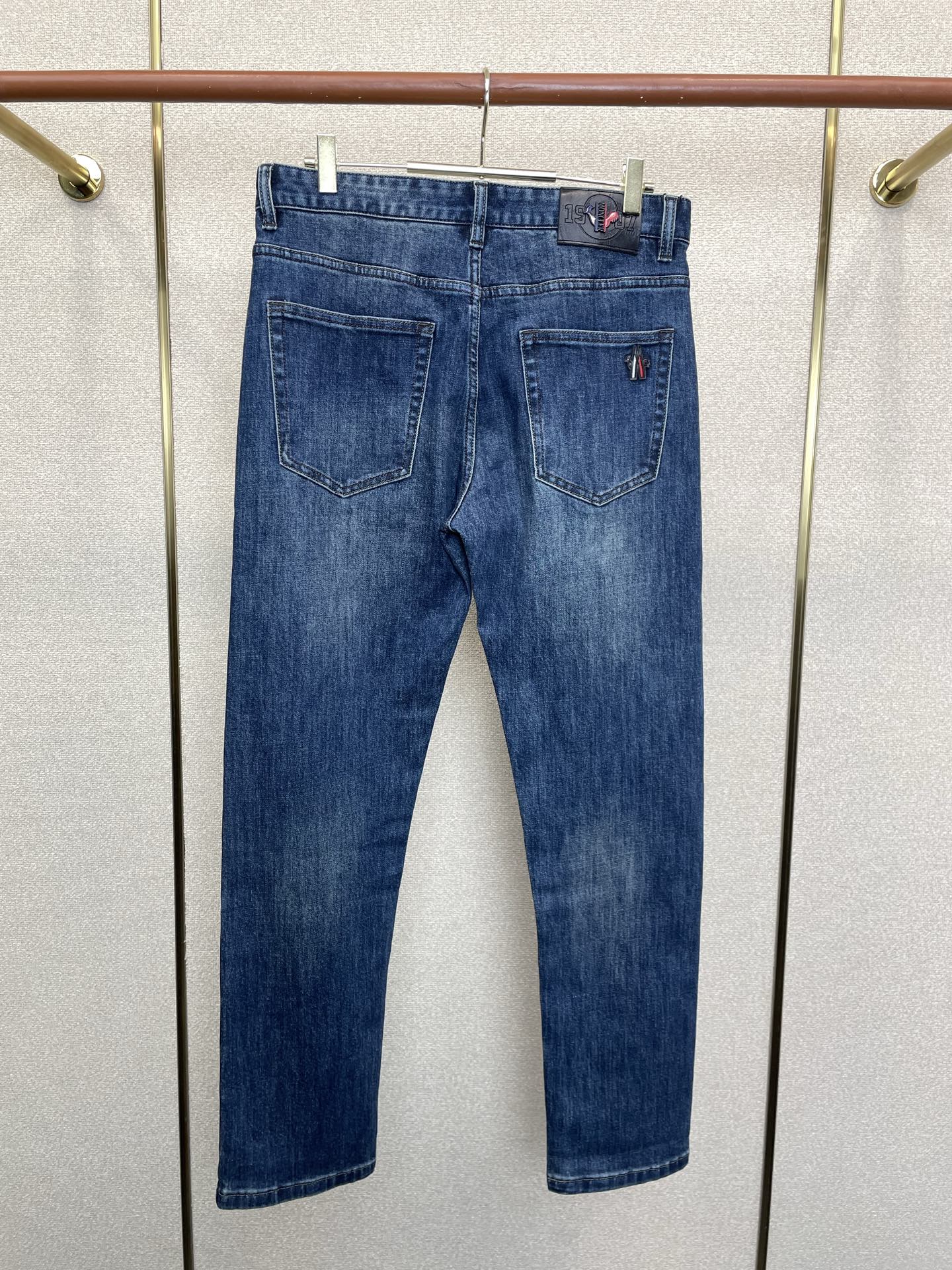 Moncler蒙口💥砸锅卖铁都要上的新款新款休闲牛仔裤👖高端版本 专柜定制面料 透气舒适度高，细节无可挑剔，品牌元素设计