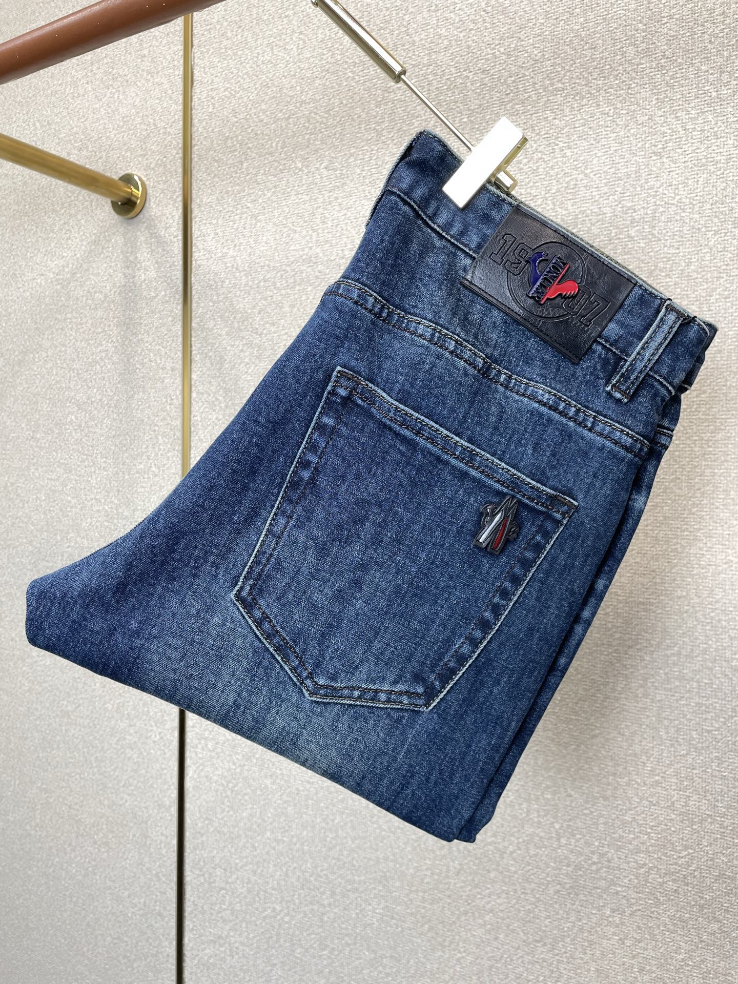 Moncler蒙口💥砸锅卖铁都要上的新款新款休闲牛仔裤👖高端版本 专柜定制面料 透气舒适度高，细节无可挑剔，品牌元素设计