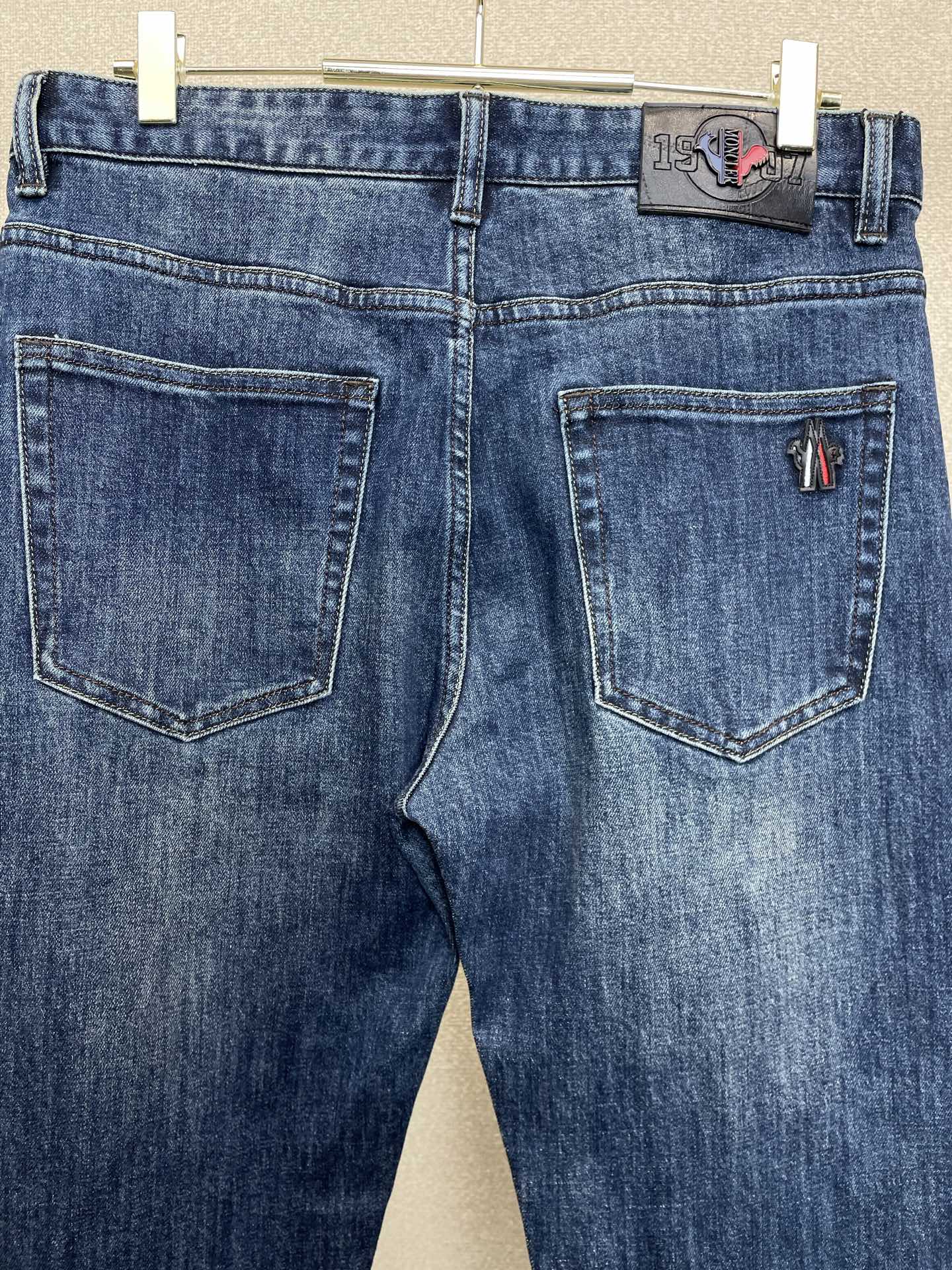 Moncler蒙口💥砸锅卖铁都要上的新款新款休闲牛仔裤👖高端版本 专柜定制面料 透气舒适度高，细节无可挑剔，品牌元素设计