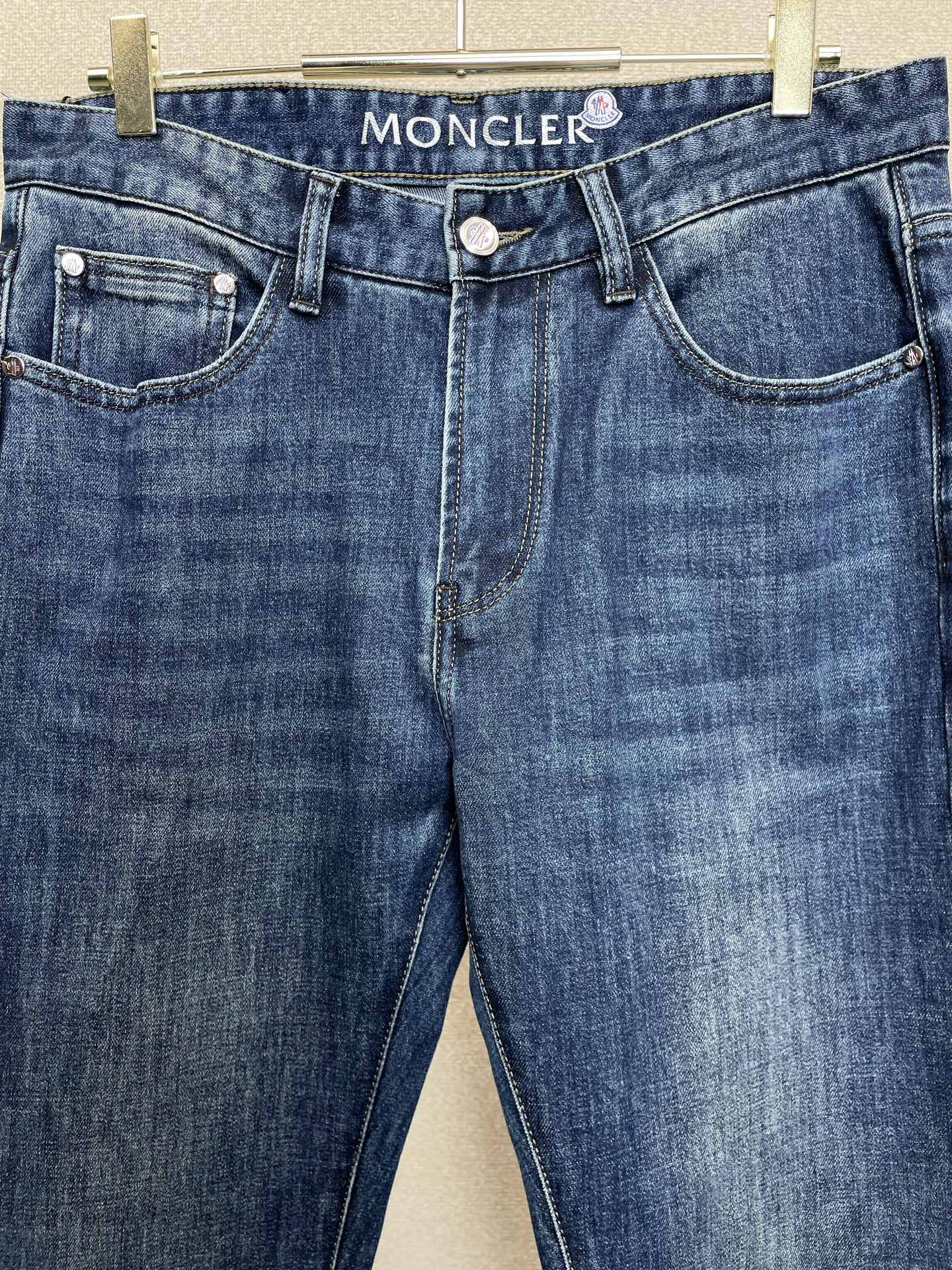 Moncler蒙口💥砸锅卖铁都要上的新款新款休闲牛仔裤👖高端版本 专柜定制面料 透气舒适度高，细节无可挑剔，品牌元素设计
