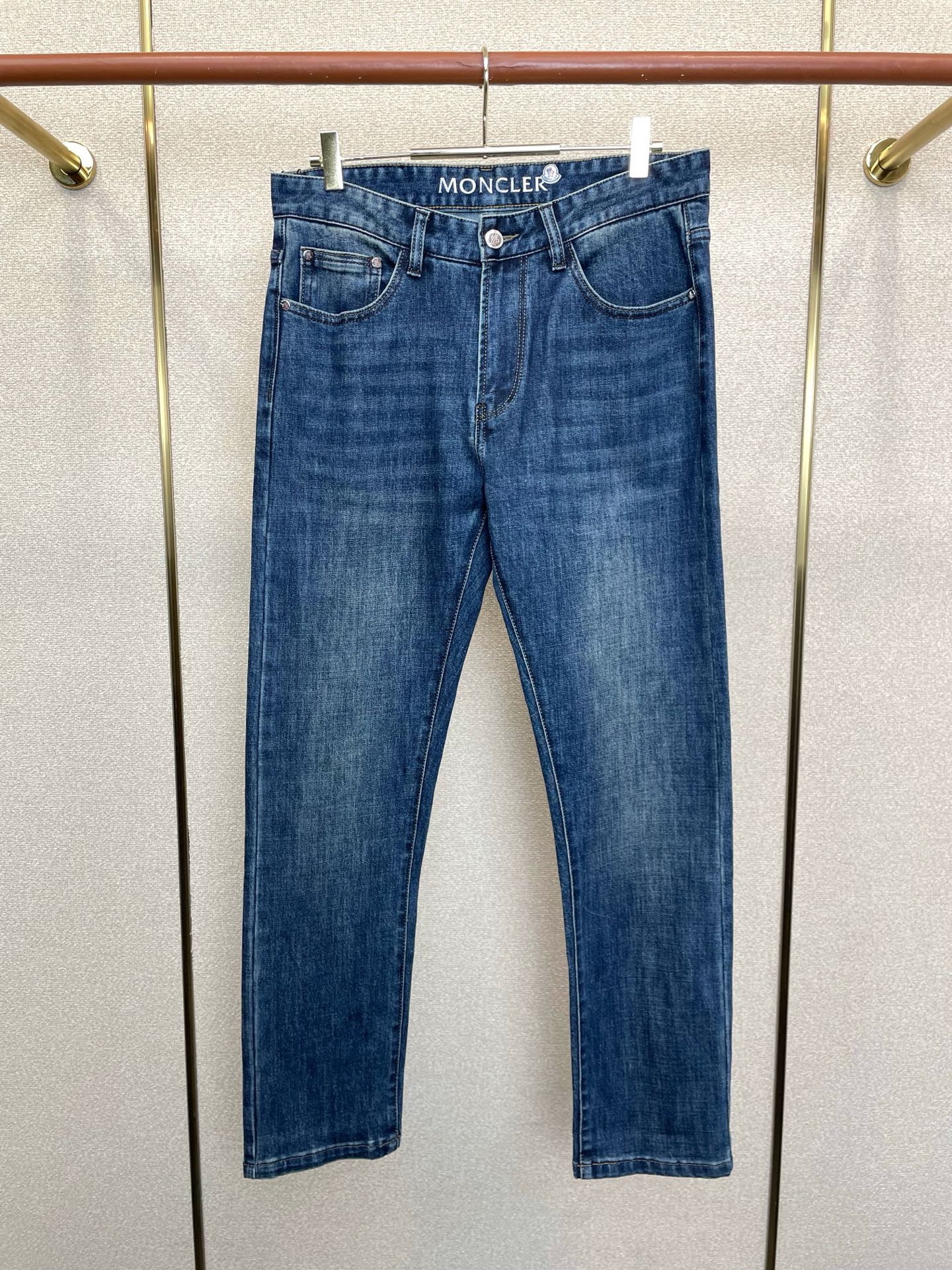 Moncler蒙口💥砸锅卖铁都要上的新款新款休闲牛仔裤👖高端版本 专柜定制面料 透气舒适度高，细节无可挑剔，品牌元素设计