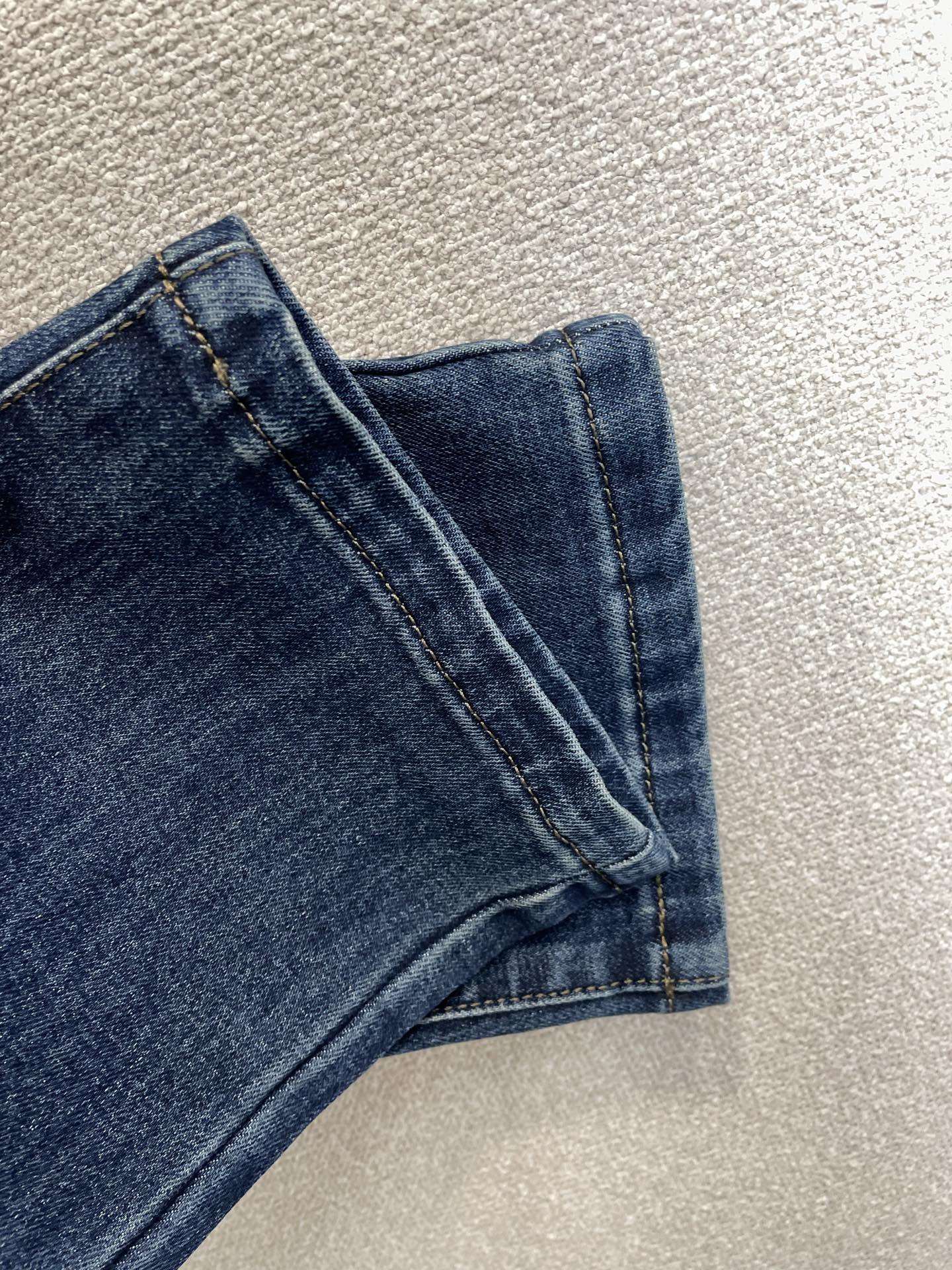 Moncler蒙口💥砸锅卖铁都要上的新款新款休闲牛仔裤👖高端版本 专柜定制面料 透气舒适度高，细节无可挑剔，品牌元素设计