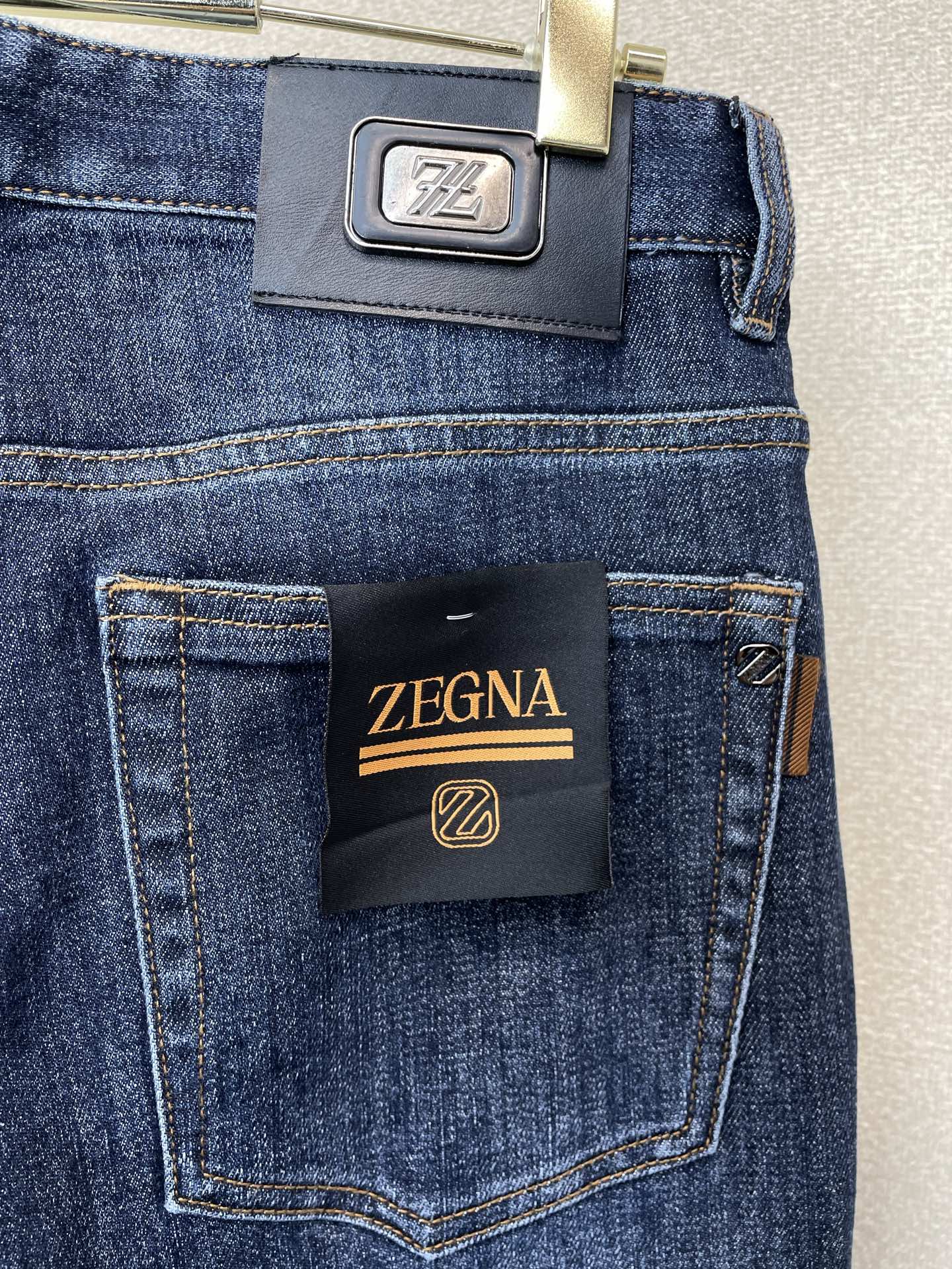 ZEGNA杰尼亚💥砸锅卖铁都要上的新款新款休闲牛仔裤👖高端版本 专柜定制面料 透气舒适度高，细节无可挑剔，品牌元素设计理