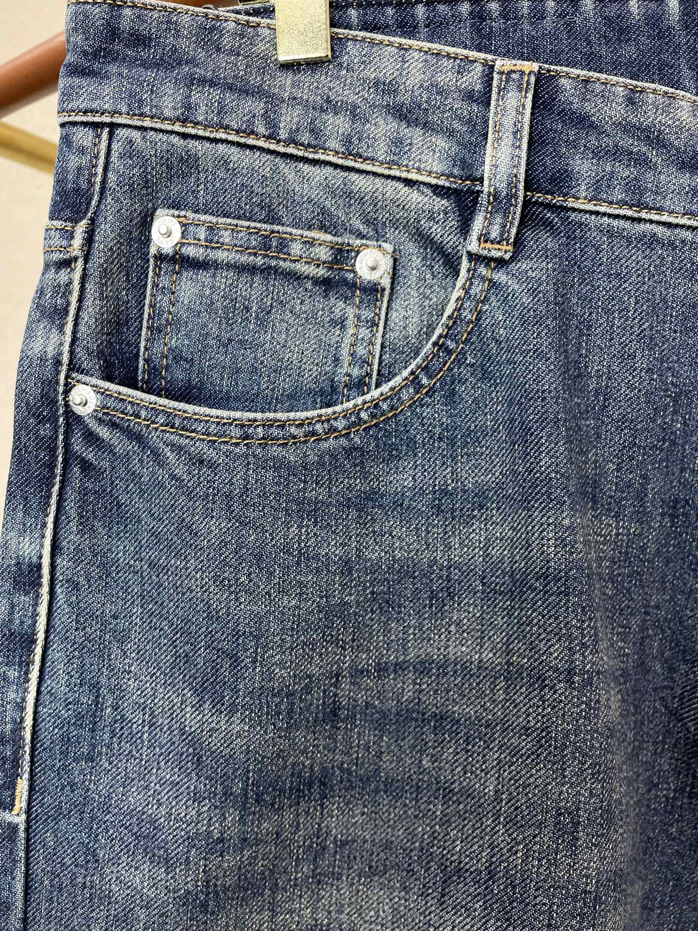 LOEWE罗意威💥砸锅卖铁都要上的新款新款休闲牛仔裤👖高端版本！专柜定制面料 透气舒适度高，细节无可挑剔，品牌元素设计理