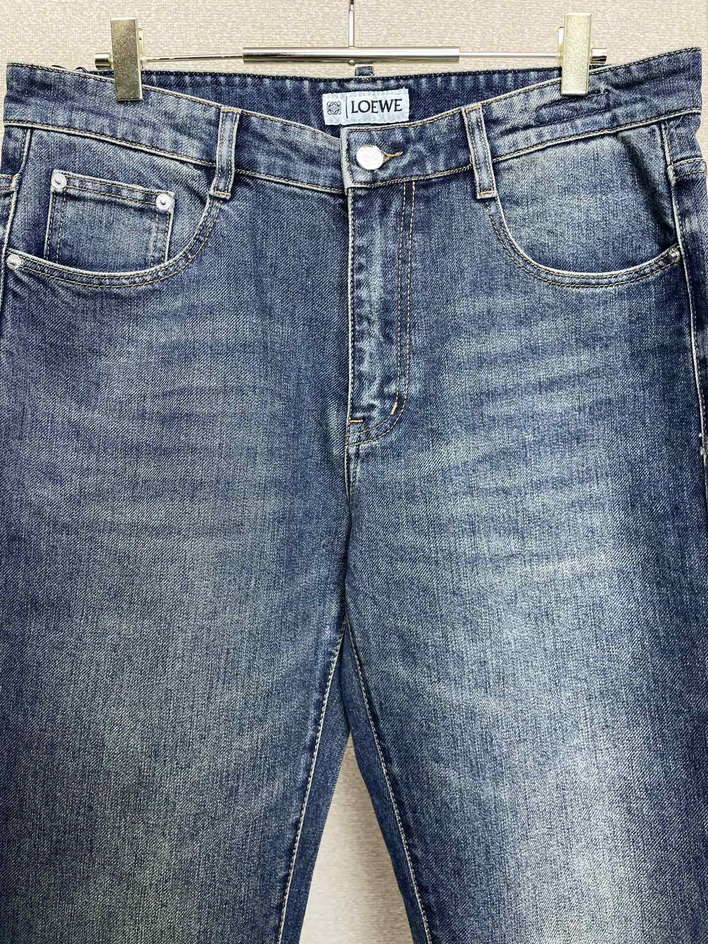 LOEWE罗意威💥砸锅卖铁都要上的新款新款休闲牛仔裤👖高端版本！专柜定制面料 透气舒适度高，细节无可挑剔，品牌元素设计理