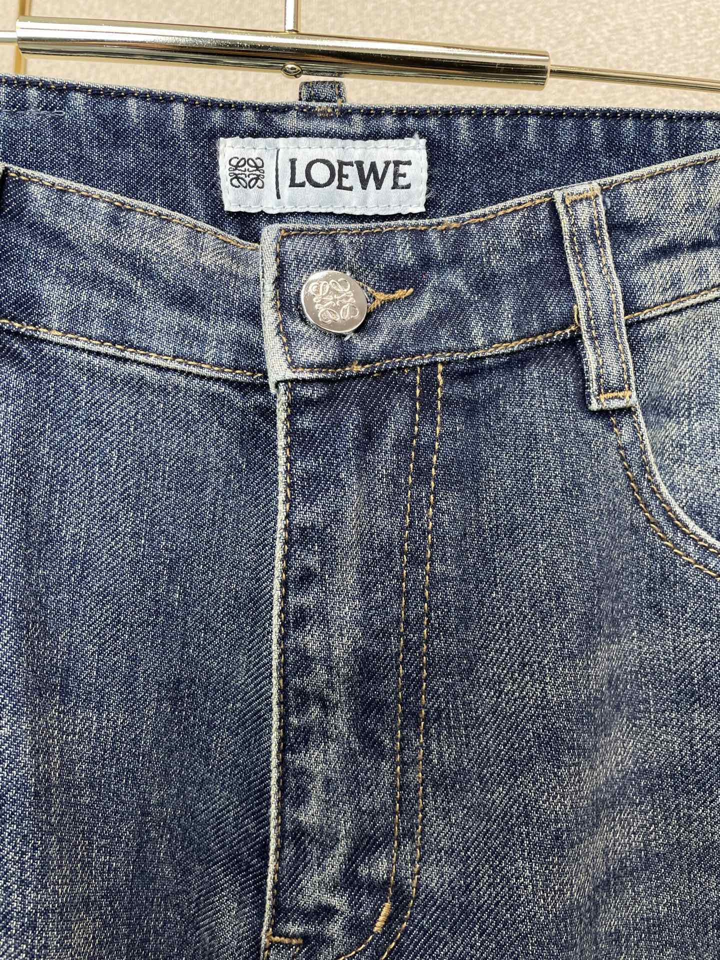LOEWE罗意威💥砸锅卖铁都要上的新款新款休闲牛仔裤👖高端版本！专柜定制面料 透气舒适度高，细节无可挑剔，品牌元素设计理