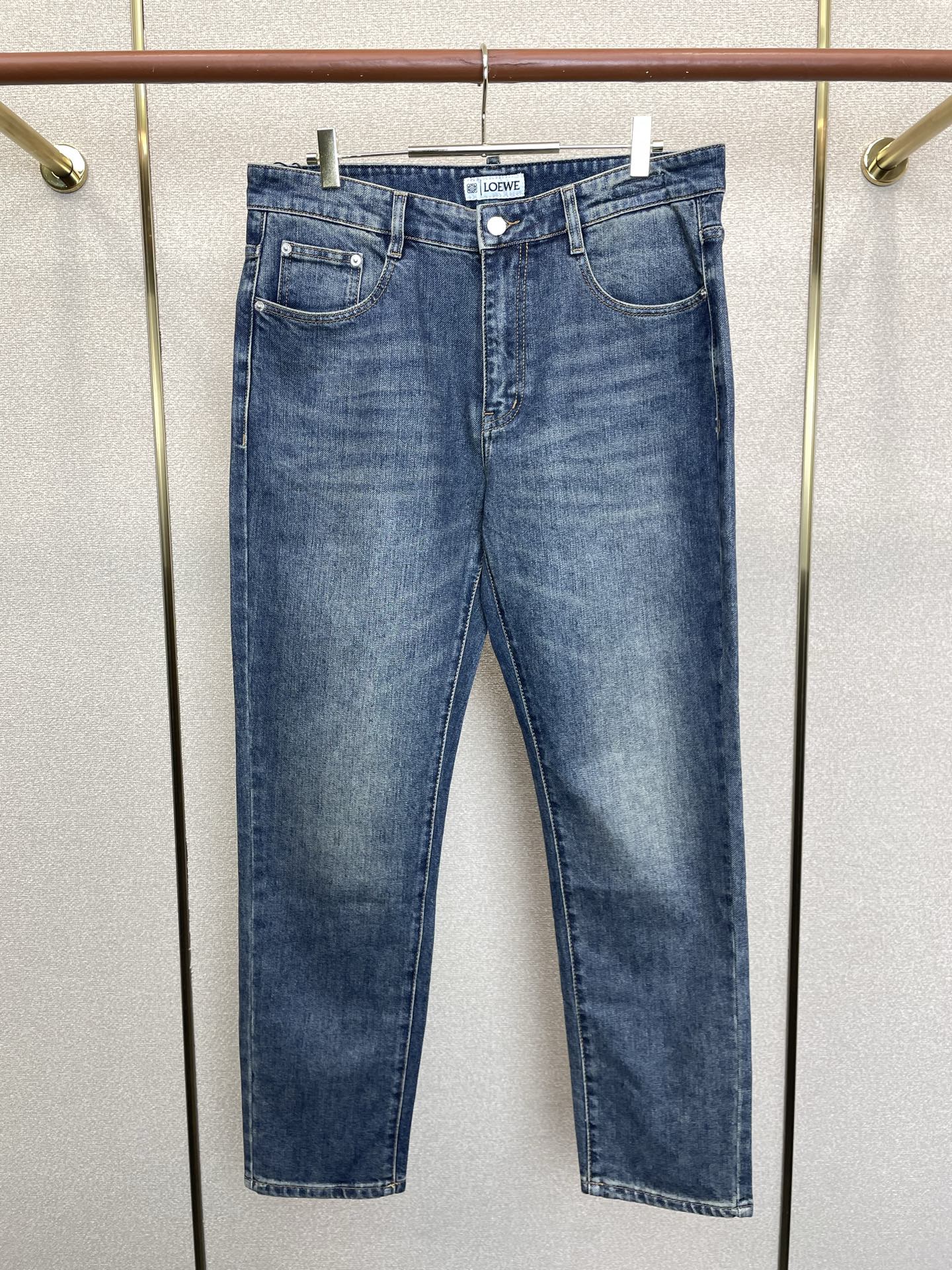 LOEWE罗意威💥砸锅卖铁都要上的新款新款休闲牛仔裤👖高端版本！专柜定制面料 透气舒适度高，细节无可挑剔，品牌元素设计理