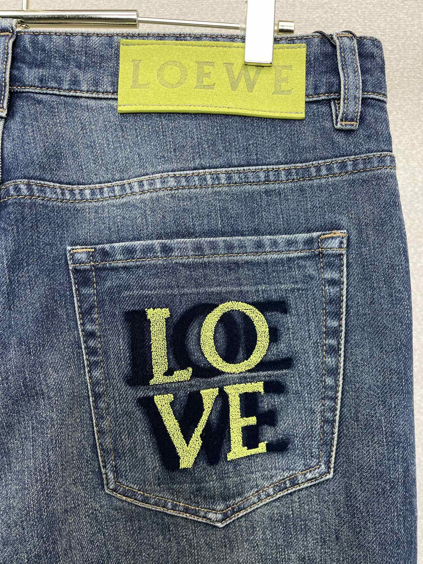 LOEWE罗意威💥砸锅卖铁都要上的新款新款休闲牛仔裤👖高端版本！专柜定制面料 透气舒适度高，细节无可挑剔，品牌元素设计理