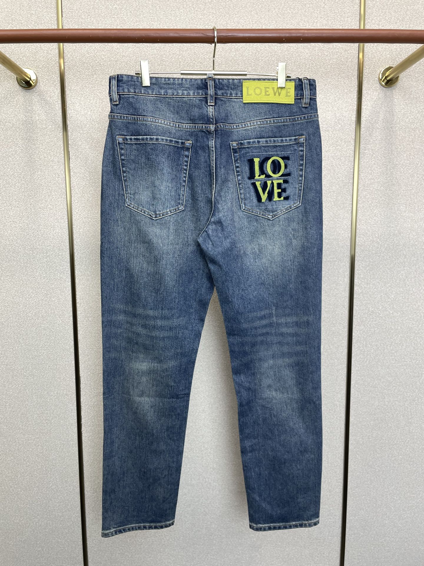 LOEWE罗意威💥砸锅卖铁都要上的新款新款休闲牛仔裤👖高端版本！专柜定制面料 透气舒适度高，细节无可挑剔，品牌元素设计理