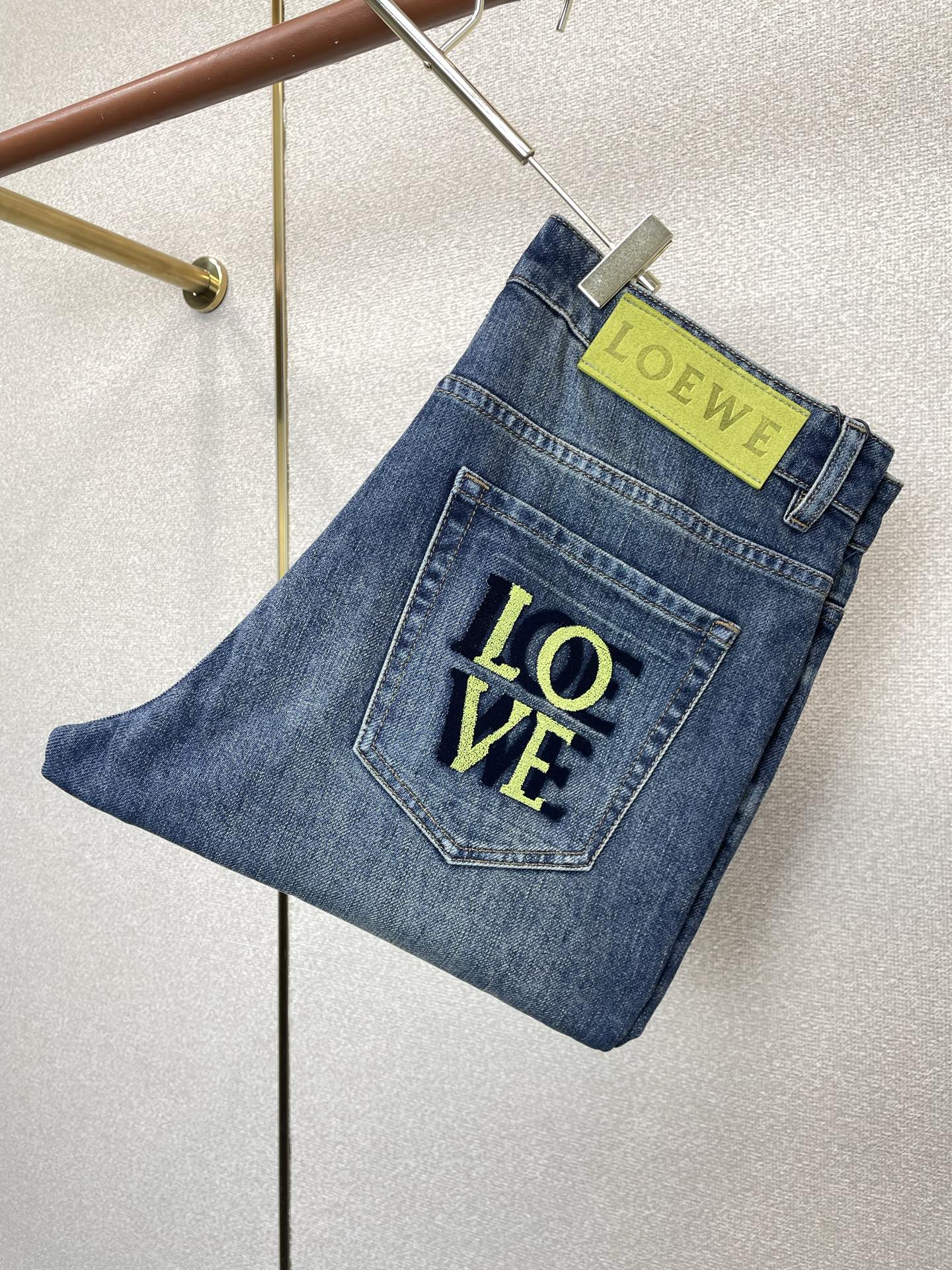 LOEWE罗意威💥砸锅卖铁都要上的新款新款休闲牛仔裤👖高端版本！专柜定制面料 透气舒适度高，细节无可挑剔，品牌元素设计理