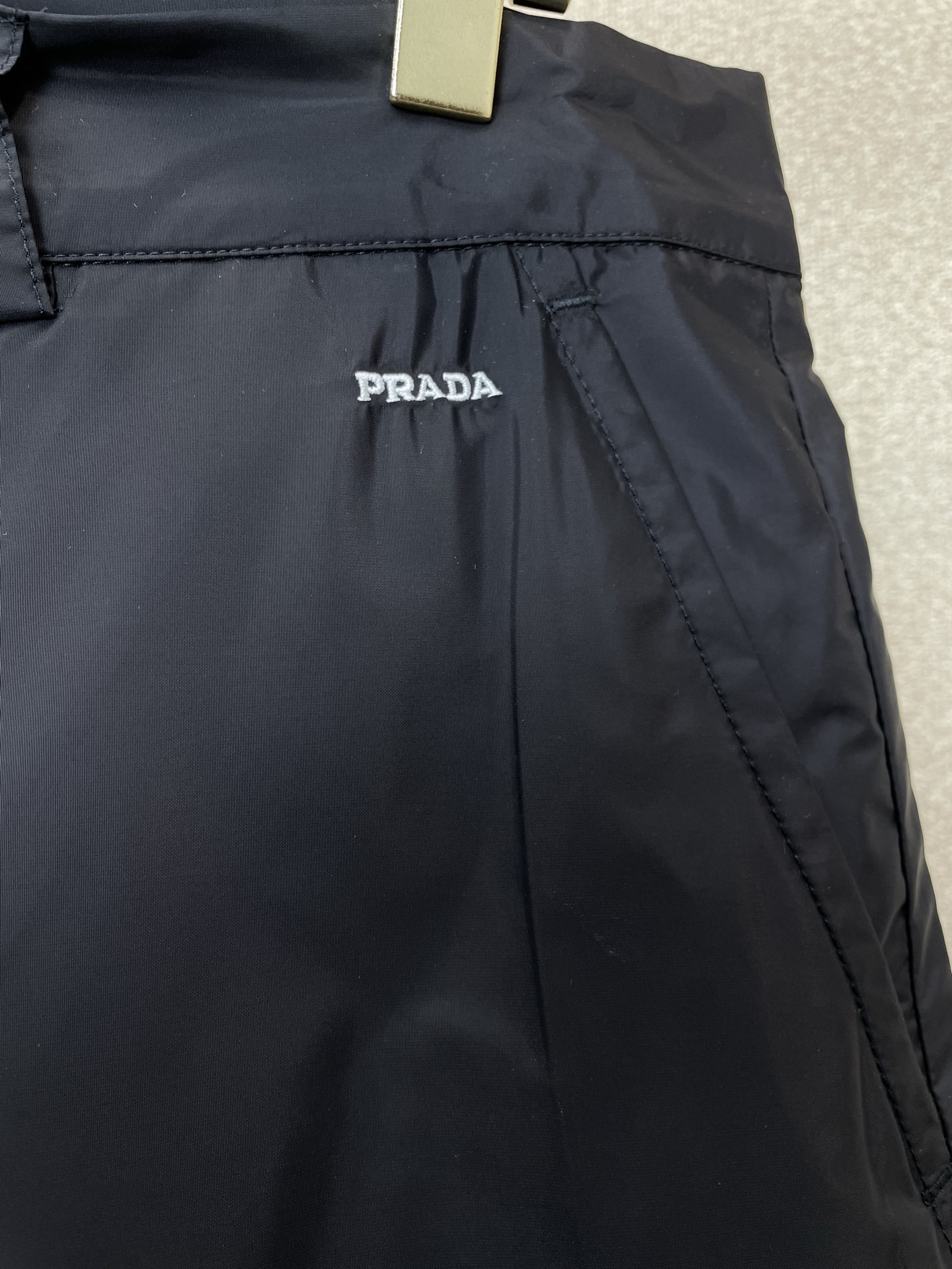 Prada普拉达💥砸锅卖铁都要上的新款新款休闲裤 高端版本！专柜定制面料 透气舒适度高，细节无可挑剔，品牌元素设计理念，