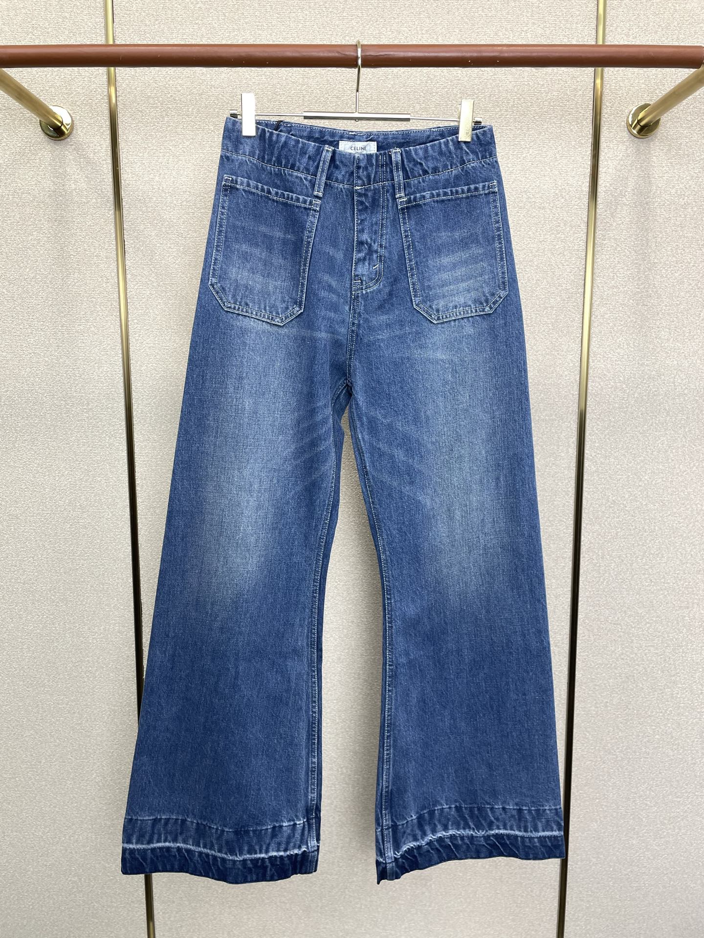 CELINE赛琳👚砸锅卖铁都要上的新款👚新款女装休闲牛仔微喇裤👖高端版本！独特设计 专柜定制面料 透气舒适度高，细节无可