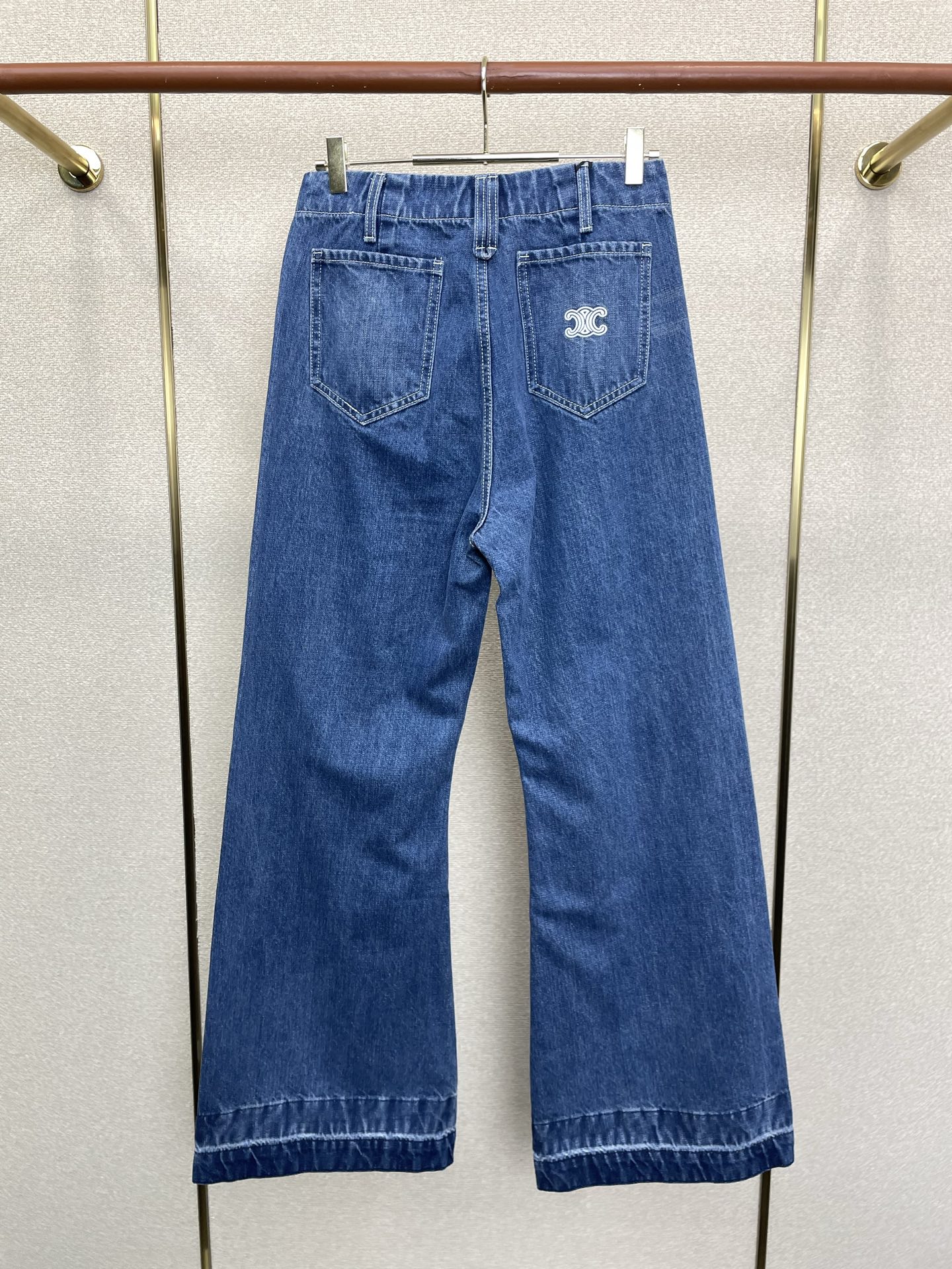 CELINE赛琳👚砸锅卖铁都要上的新款👚新款女装休闲牛仔微喇裤👖高端版本！独特设计 专柜定制面料 透气舒适度高，细节无可