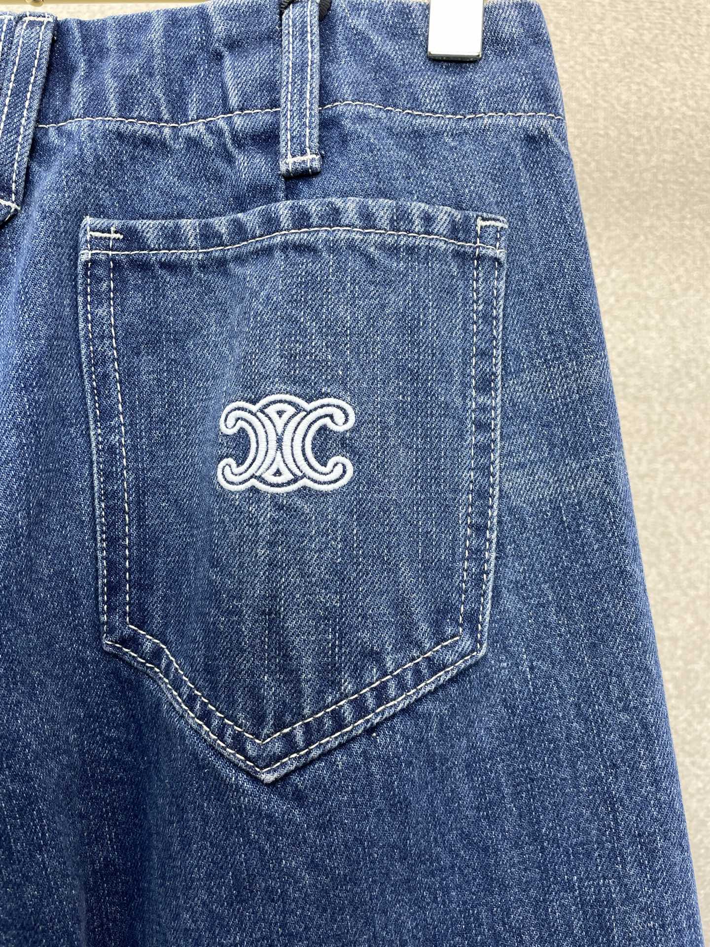 CELINE赛琳👚砸锅卖铁都要上的新款👚新款女装休闲牛仔微喇裤👖高端版本！独特设计 专柜定制面料 透气舒适度高，细节无可