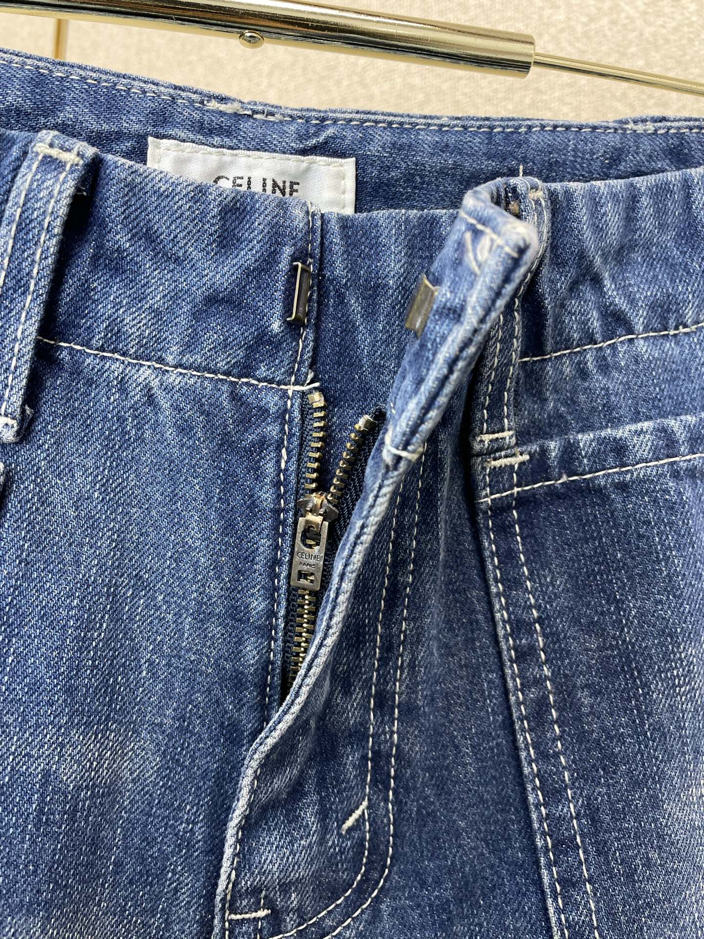 CELINE赛琳👚砸锅卖铁都要上的新款👚新款女装休闲牛仔微喇裤👖高端版本！独特设计 专柜定制面料 透气舒适度高，细节无可