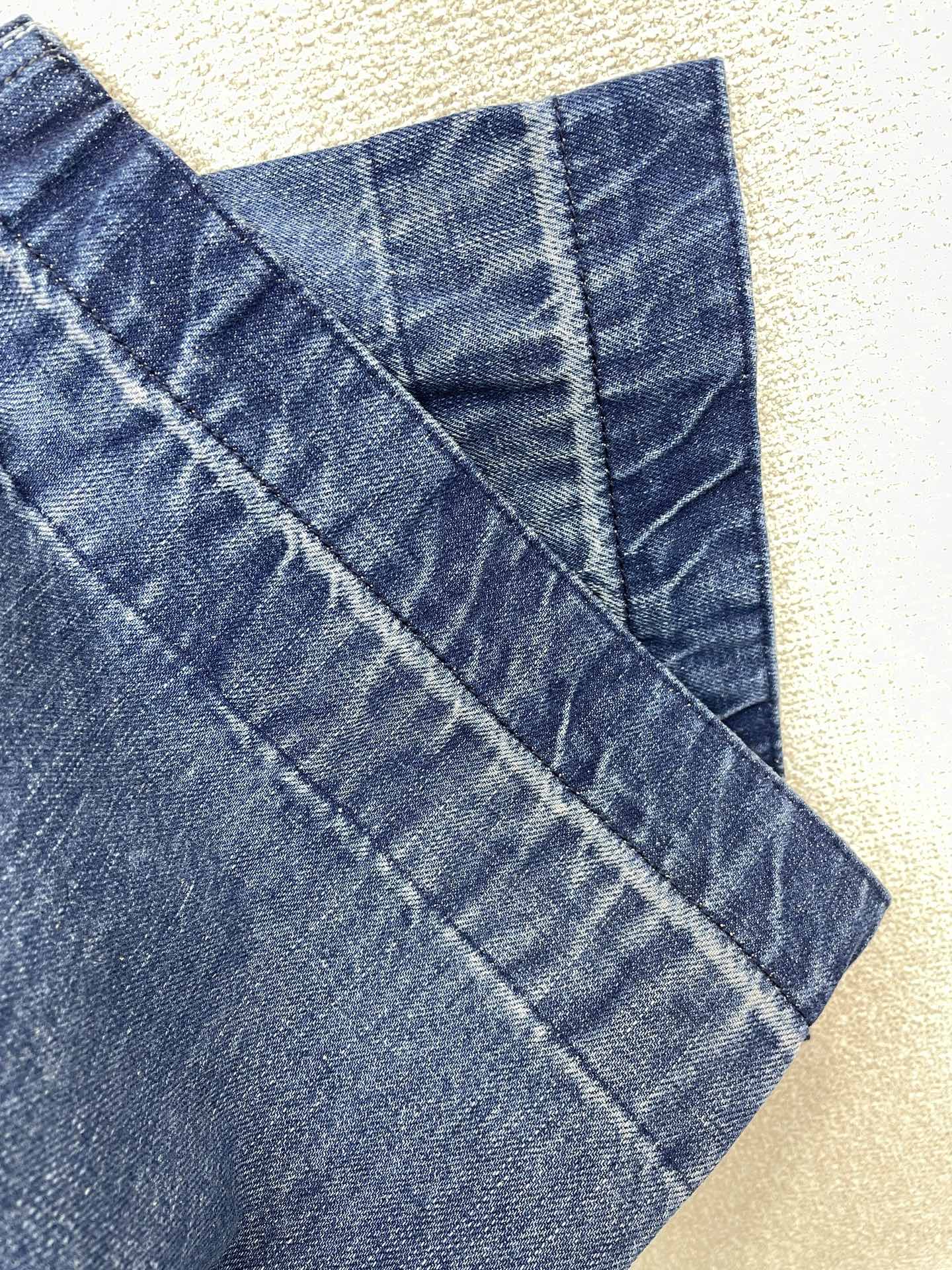 CELINE赛琳👚砸锅卖铁都要上的新款👚新款女装休闲牛仔微喇裤👖高端版本！独特设计 专柜定制面料 透气舒适度高，细节无可