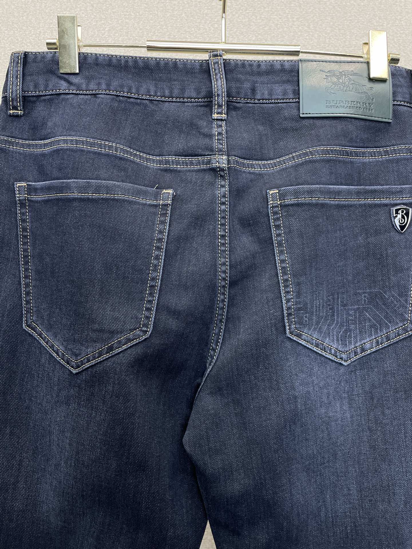 Burberry巴宝莉💥独家专供新款休闲牛仔裤👖高端版本 专柜定制面料 透气舒适度高，细节无可挑剔，品牌元素设计理念，体