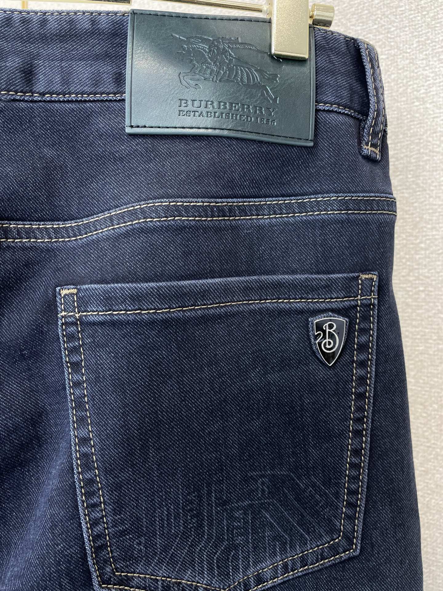 Burberry巴宝莉💥独家专供新款休闲牛仔裤👖高端版本 专柜定制面料 透气舒适度高，细节无可挑剔，品牌元素设计理念，体